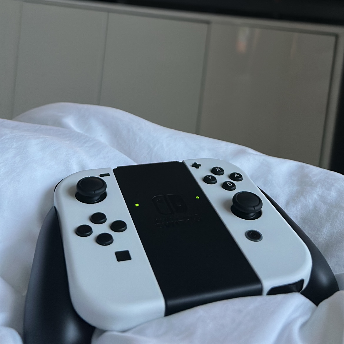 Nintendo Switch OLED White (Korean Ver.) 착용 스타일 - 2