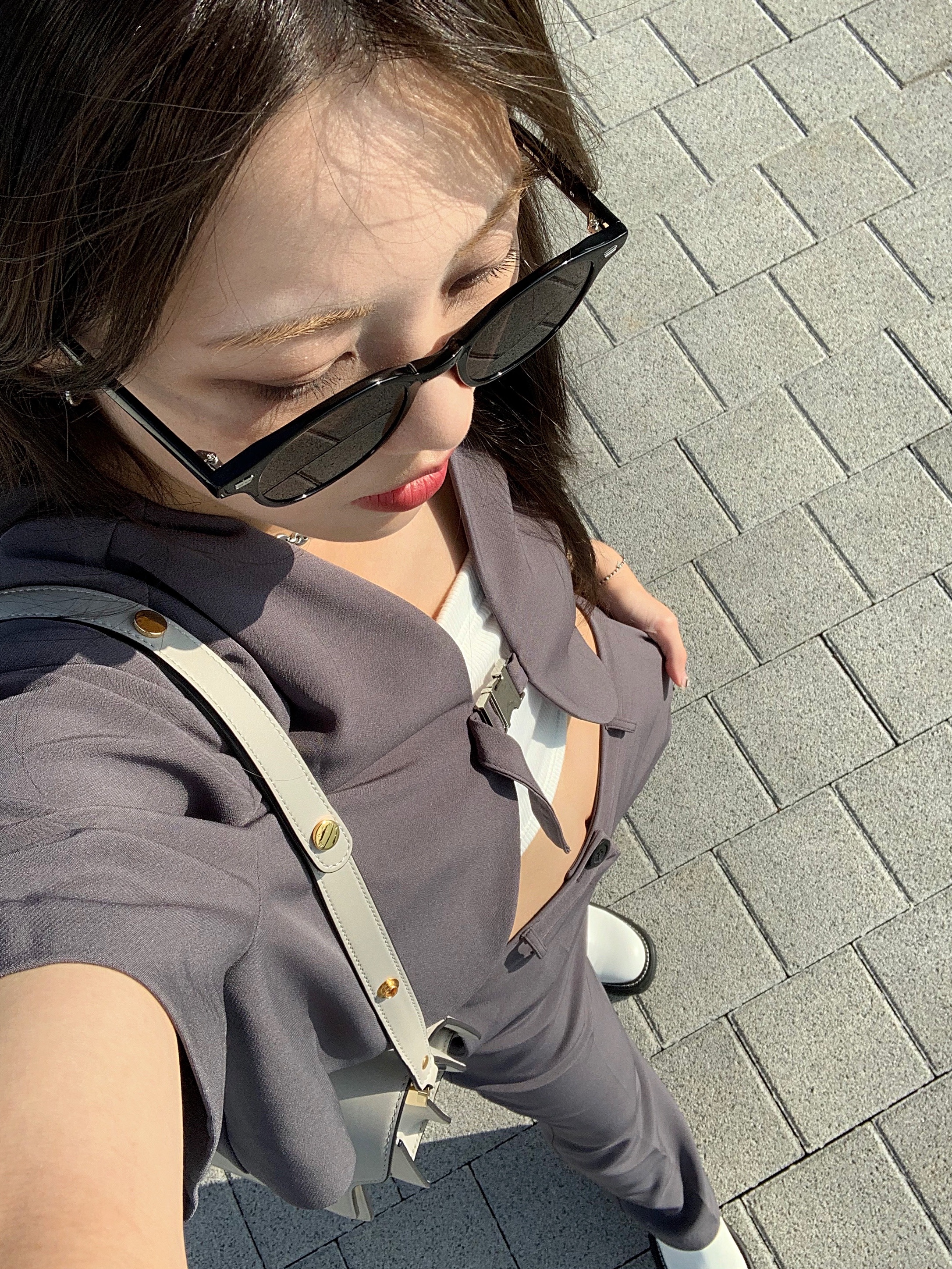 Marni Saffiano Medium Trunk Bag Grey 착용 스타일 - 3