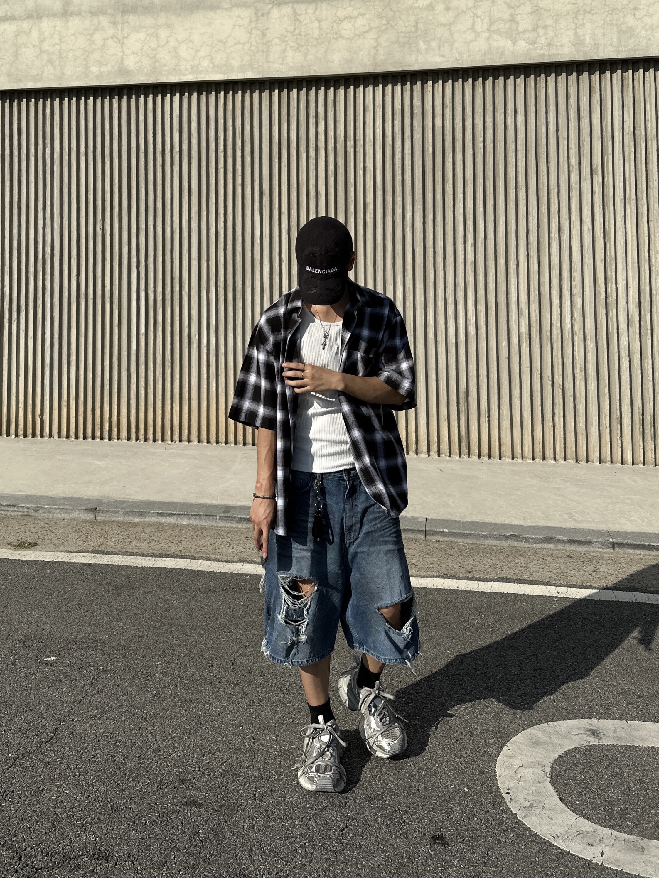 Balenciaga 3XL Sneakers Light Beige, Balenciaga BB Laser Destroyed Cap Black 착용 스타일 - 3