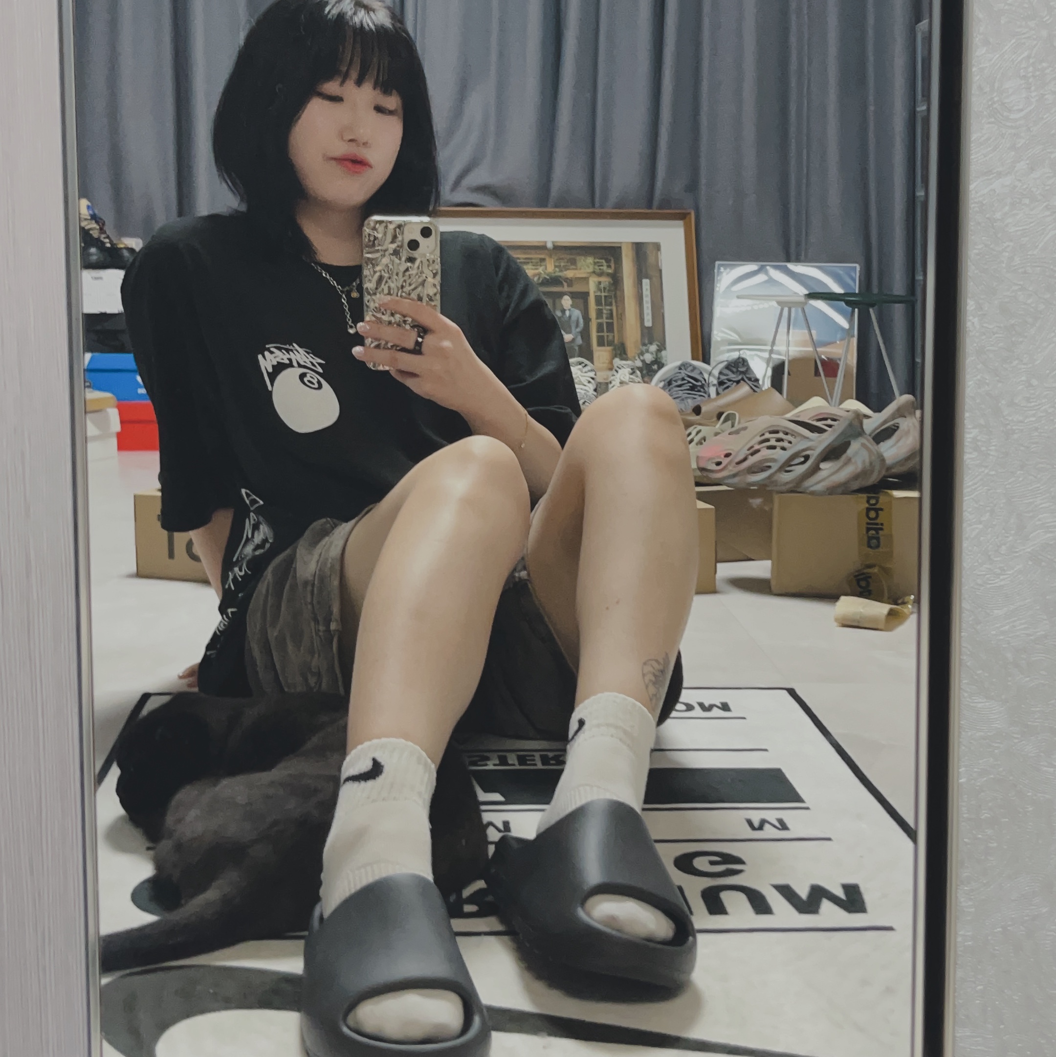 Adidas Yeezy Slide Onyx, Adidas Yeezy Slide Azure 착용 스타일 - 3