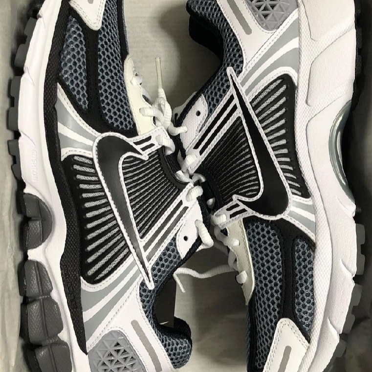 Nike Zoom Vomero 5 SE SP Dark Grey Black White 착용 스타일