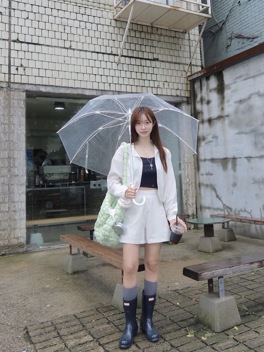 COS Quilted Oversized Shoulder Bag Green, Apple AirPods Max Lightning Silver (Korean Ver.) 착용 스타일