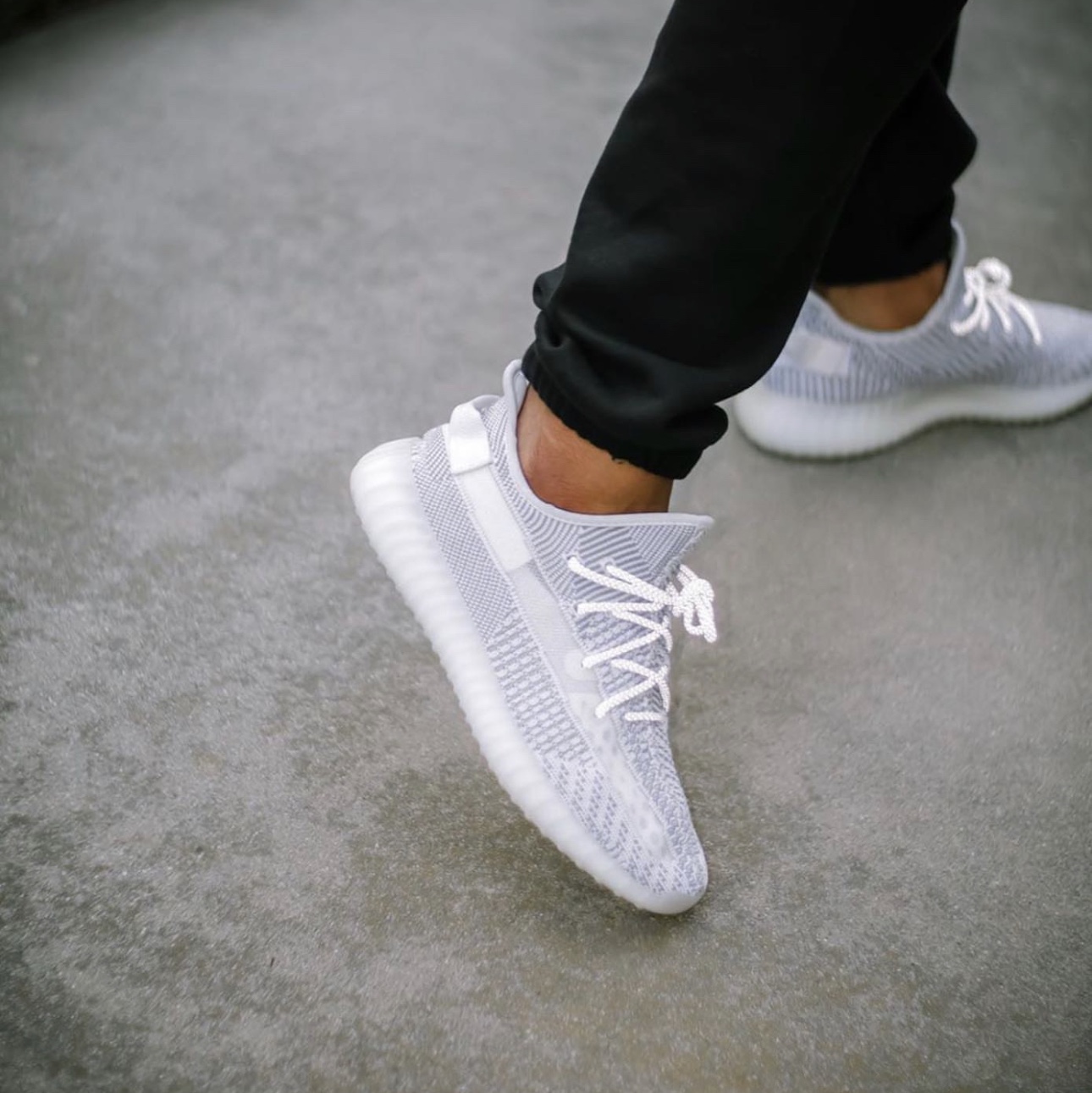 Adidas Yeezy Boost 350 V2 Static 2023 착용 스타일