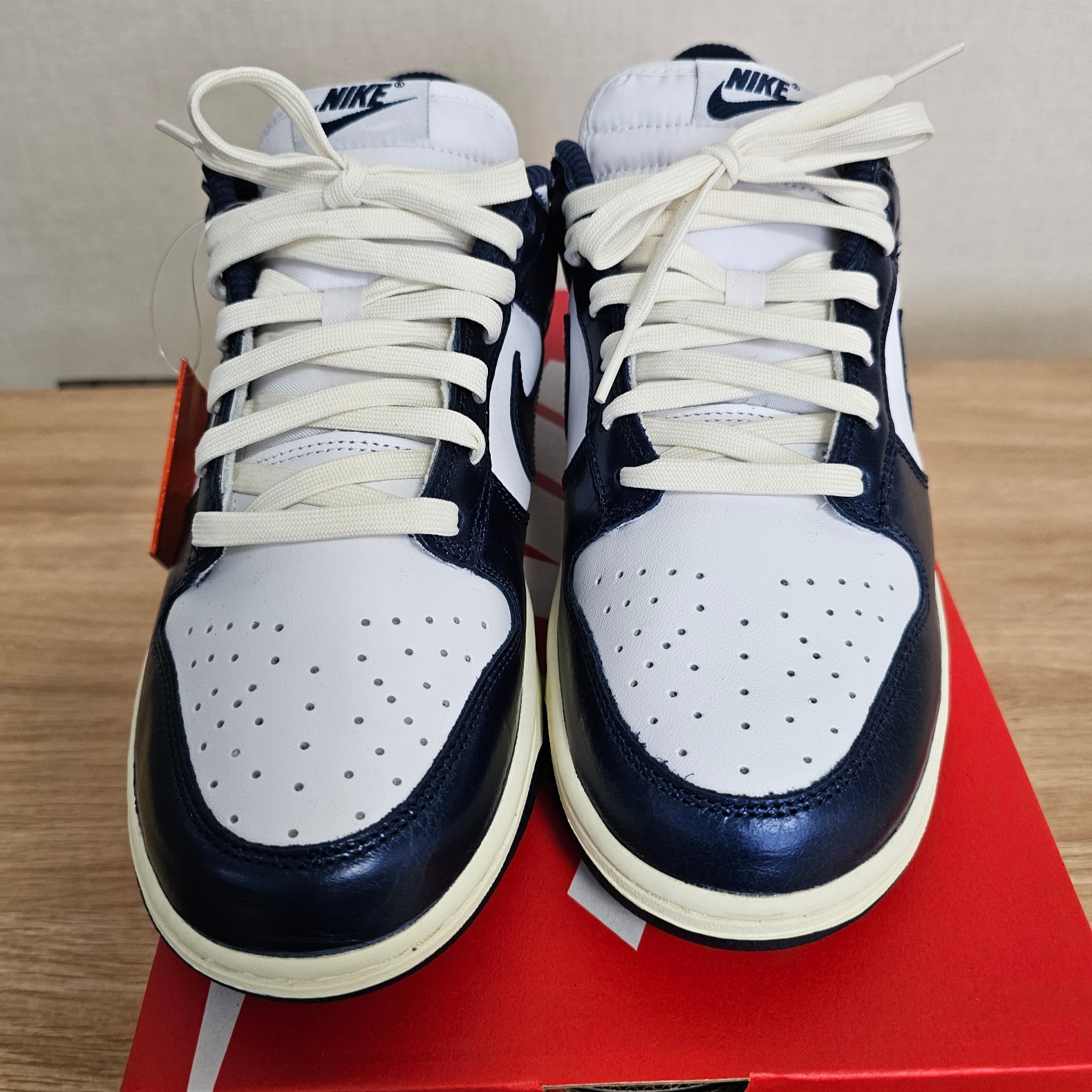 (W) Nike Dunk Low PRM Midnight Navy and White 착용 스타일 - 3