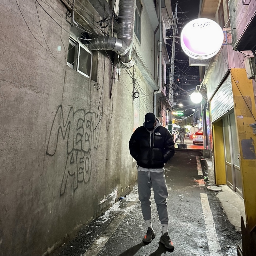 The North Face Nuptse Hybrid Down Ball Jacket Black, Nike Dri-Fit AeroBill Featherlight Perforated Running Cap Black 착용 스타일 - 1