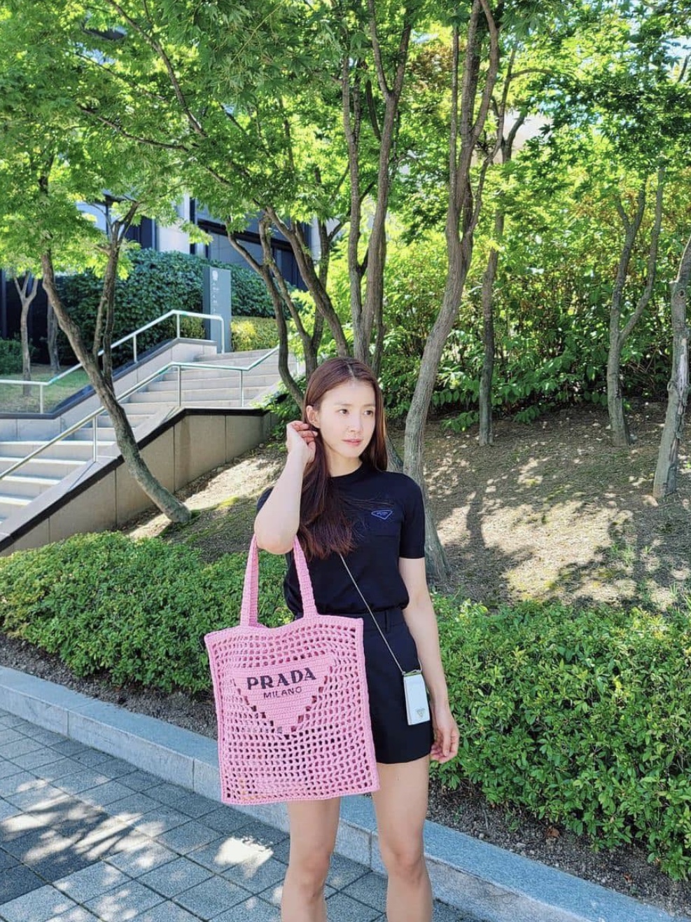 Prada Raffia Tote Bag Petal Pink 착용 스타일