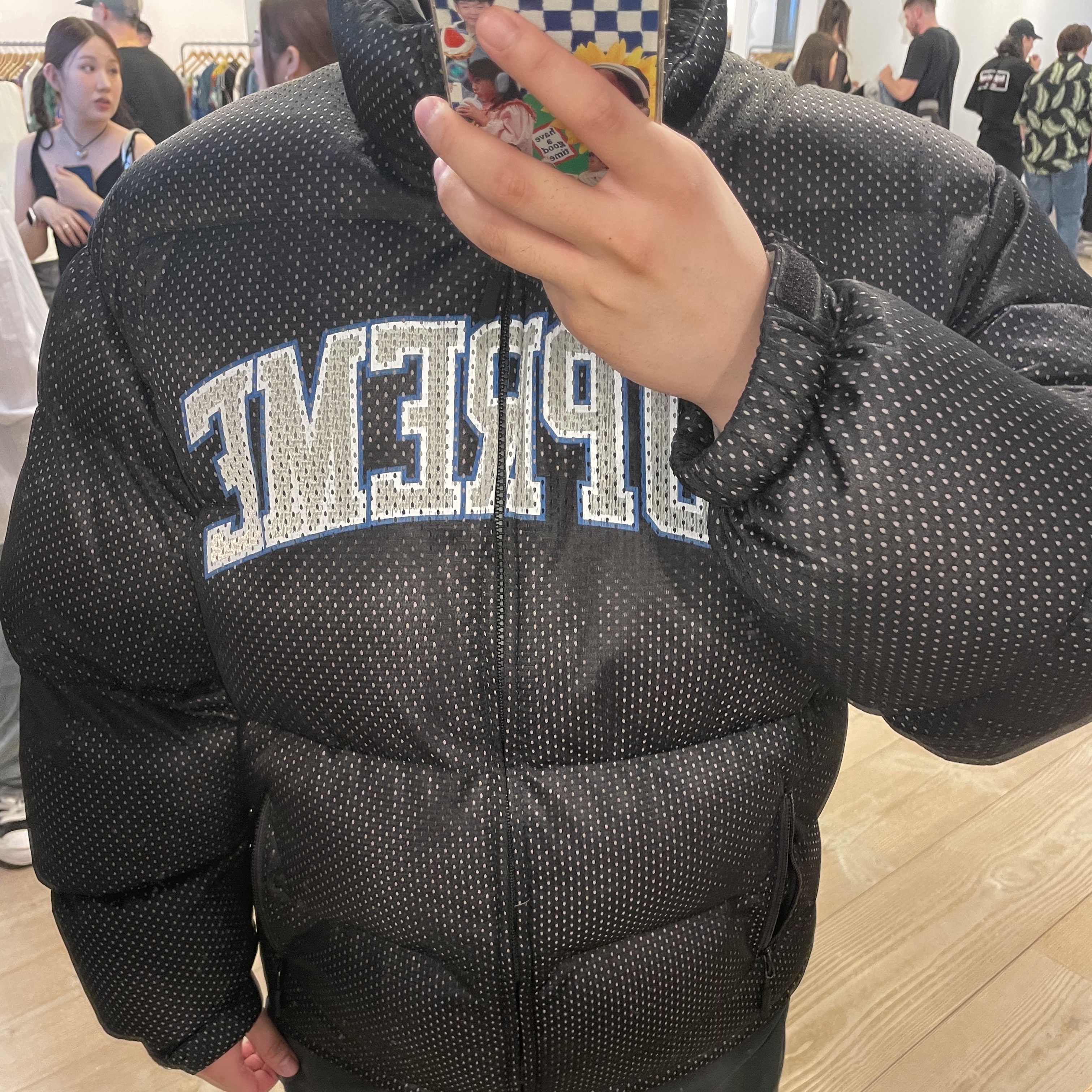 Supreme Mesh Jersey Puffer Jacket Black - 23SS, Nike NRG ACG Tailwind Cap Habanero Red 착용 스타일 - 2