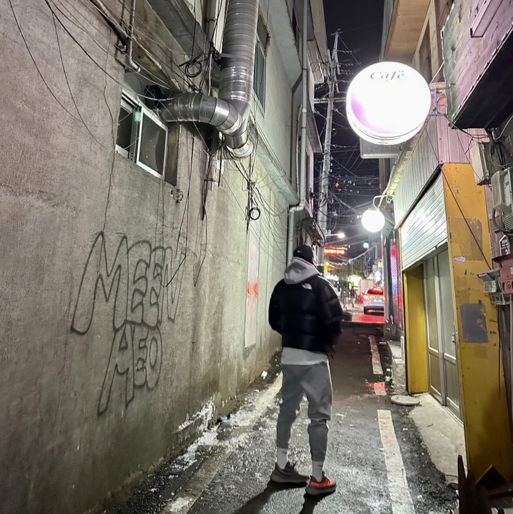 The North Face Nuptse Hybrid Down Ball Jacket Black, Nike Dri-Fit AeroBill Featherlight Perforated Running Cap Black 착용 스타일 - 2