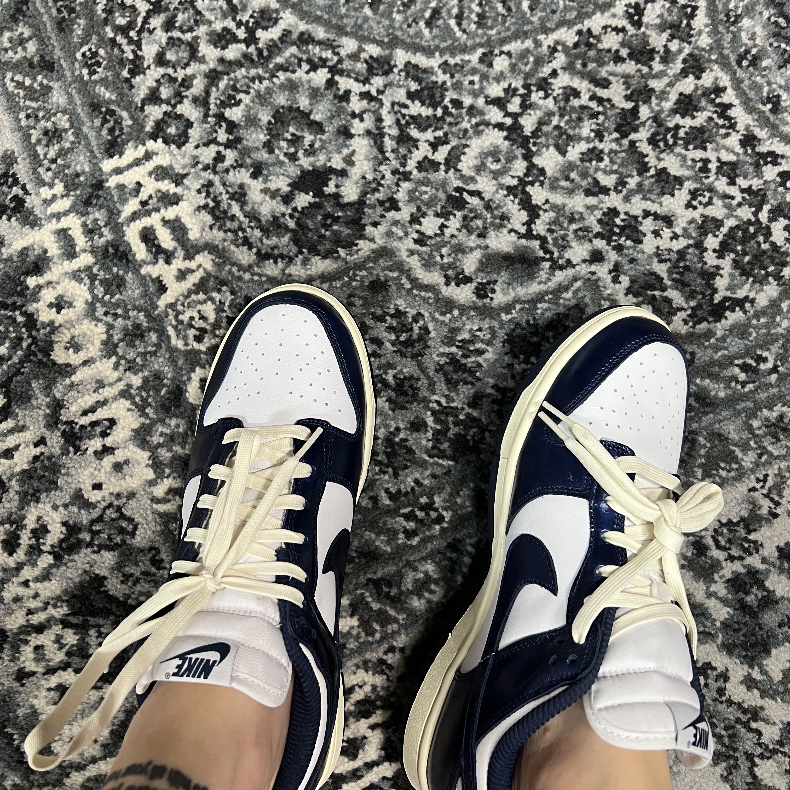 (W) Nike Dunk Low PRM Midnight Navy and White 착용 스타일