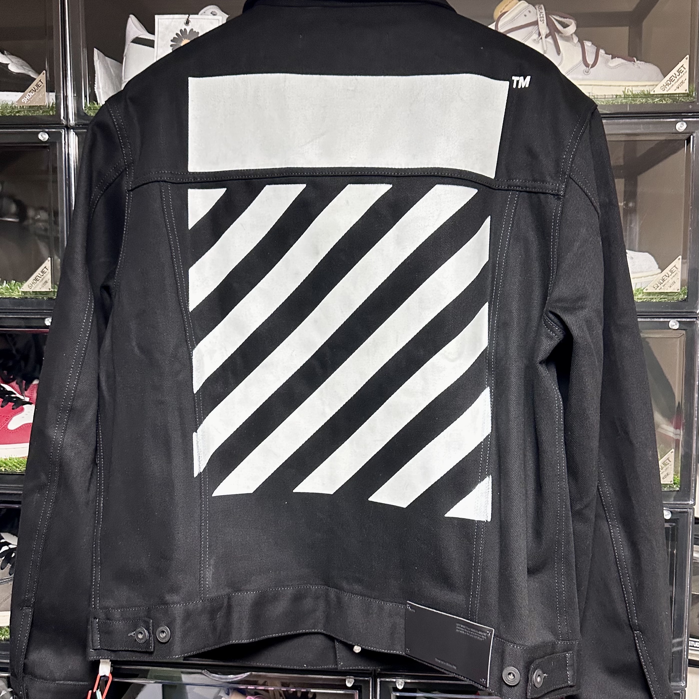 Off-White Diagonal Tab Slim Denim Jacket Bleach Blue White, Off-White Negative Mark Slim Denim Jacket Faded Black 착용 스타일 - 1
