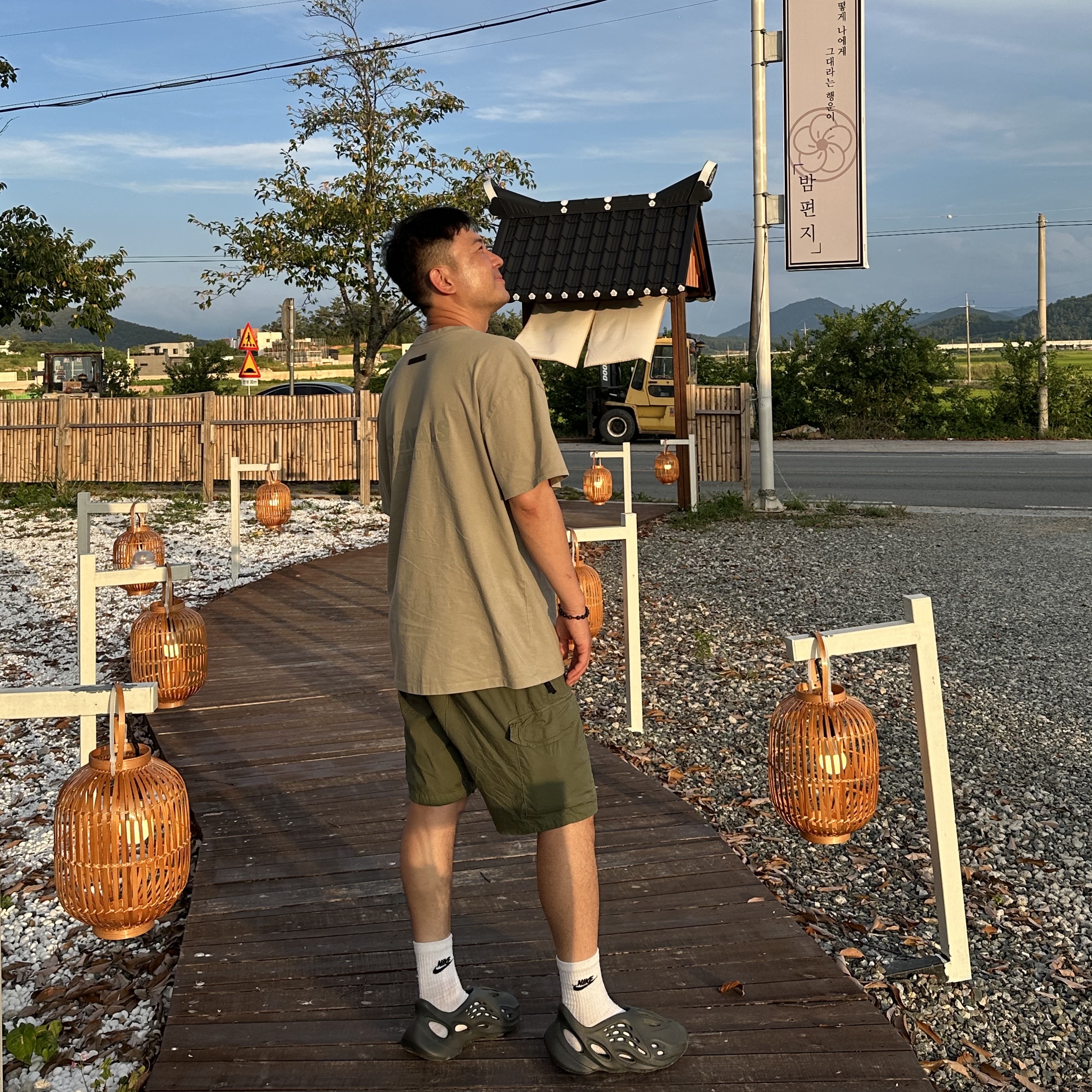 Stone Island L1204 Stretch Broken Twill Garment Dyed Old Effect Bermuda Shorts Olive Green - 22SS, Essentials T-Shirt Pistachio - 21FW 착용 스타일