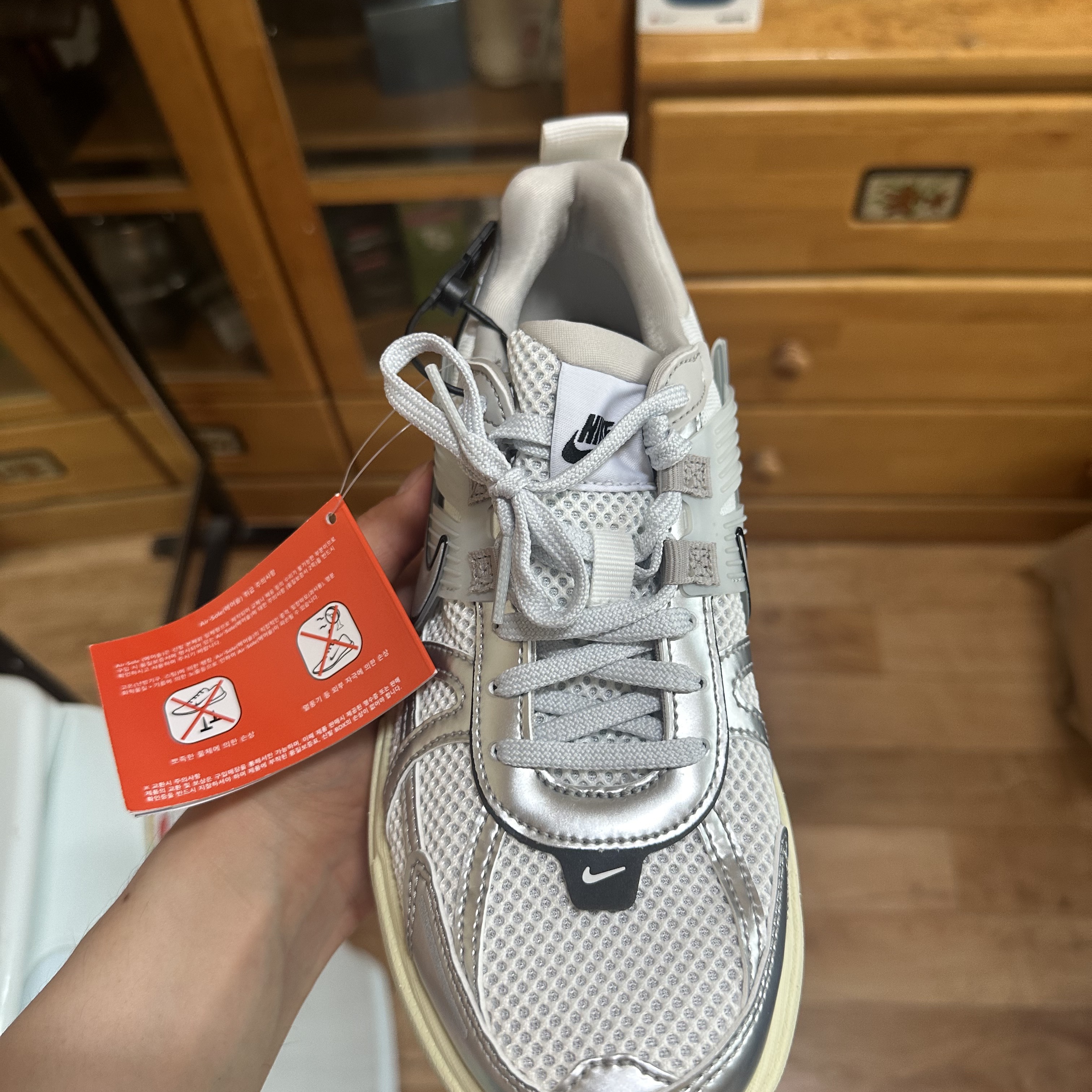Nike V2K Run Summit White Metallic Silver 착용 스타일 - 2