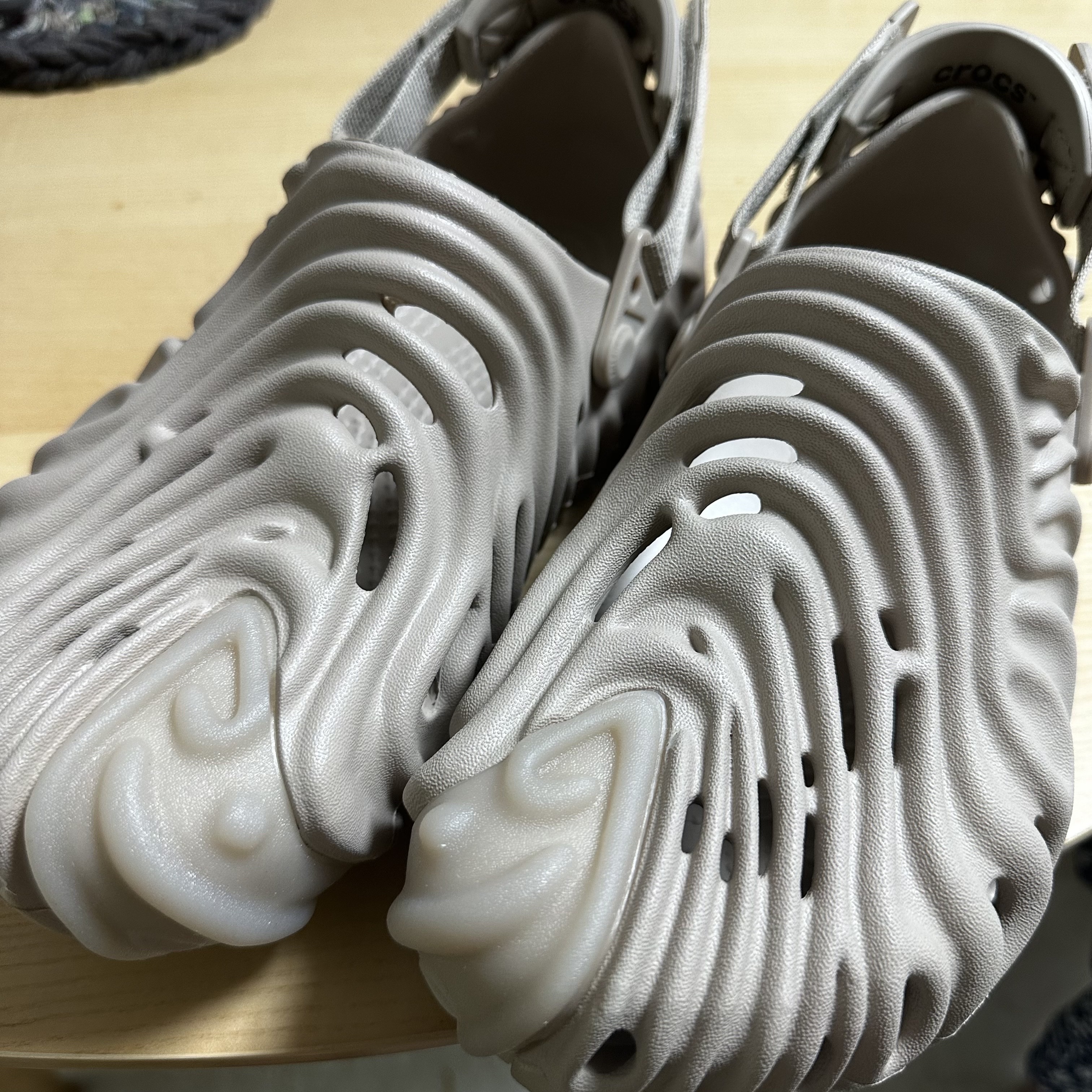 Crocs x Salehe Bembury Pollex Clog Horchata 착용 스타일