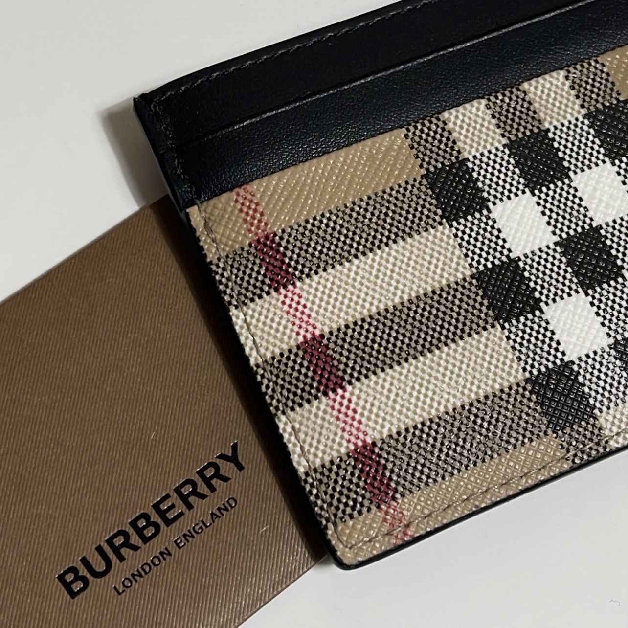 Burberry Vintage Check Leather Card Case Archive Beige 착용 스타일