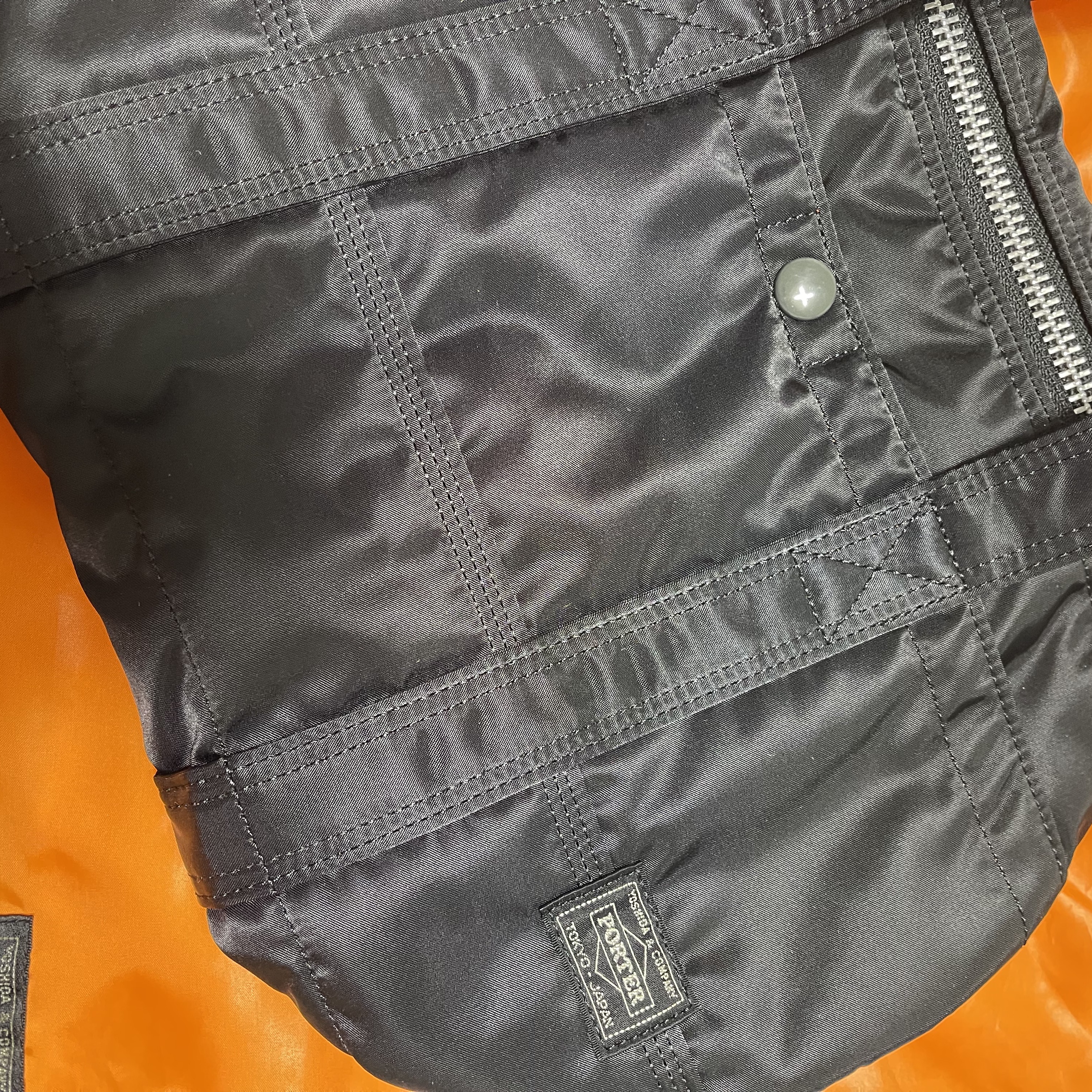 Porter Tanker Duffle Bag L Black 착용 스타일 - 1