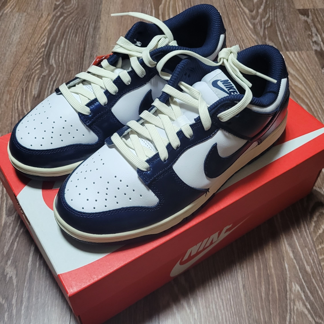 (W) Nike Dunk Low PRM Midnight Navy and White, (W) Jordan 1 Low White Wolf Grey 착용 스타일 - 1