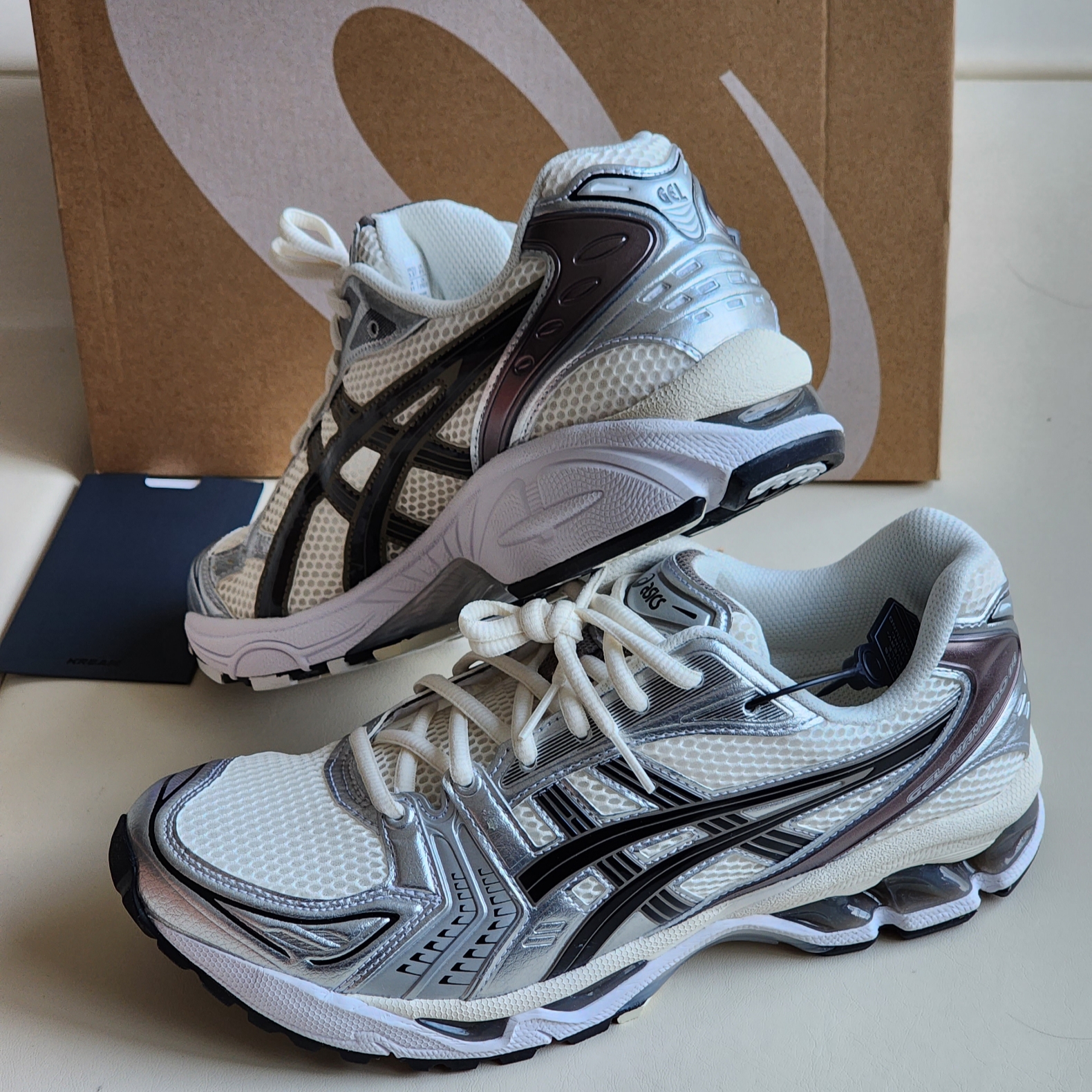 Asics Gel-Kayano 14 Cream Black 착용 스타일 - 1