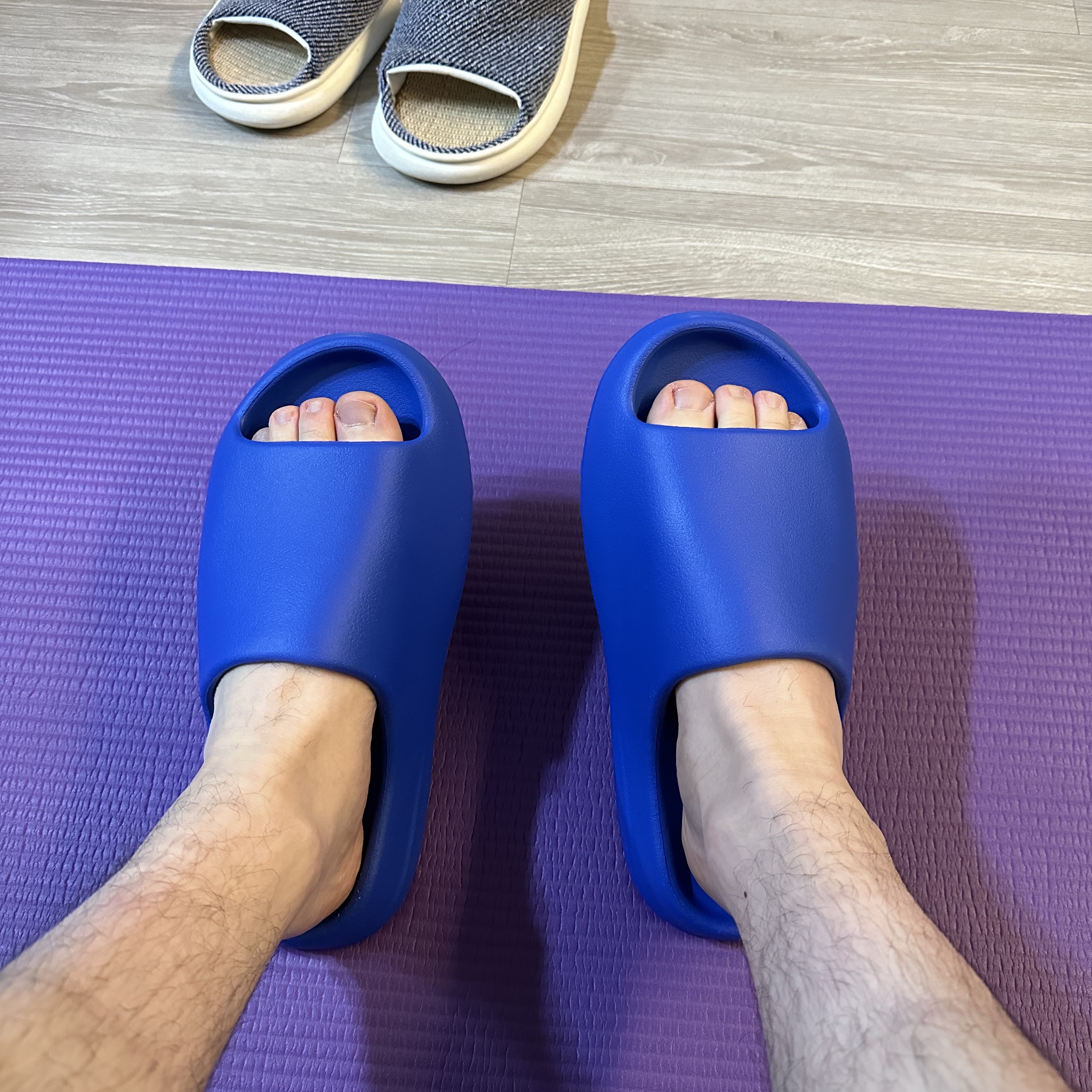 Adidas Yeezy Slide Azure 착용 스타일