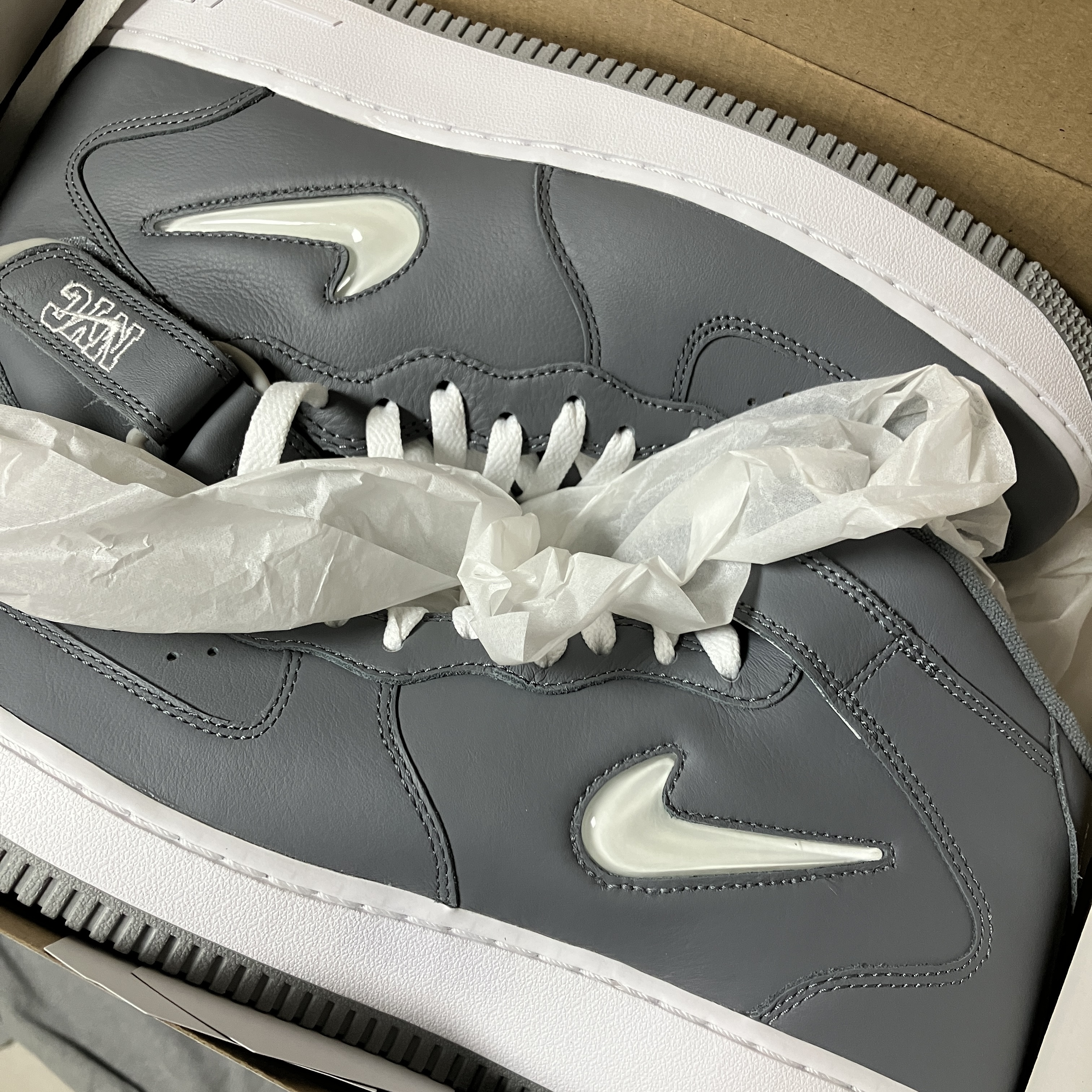 Nike Air Force 1 Mid QS NYC Cool Grey 착용 스타일