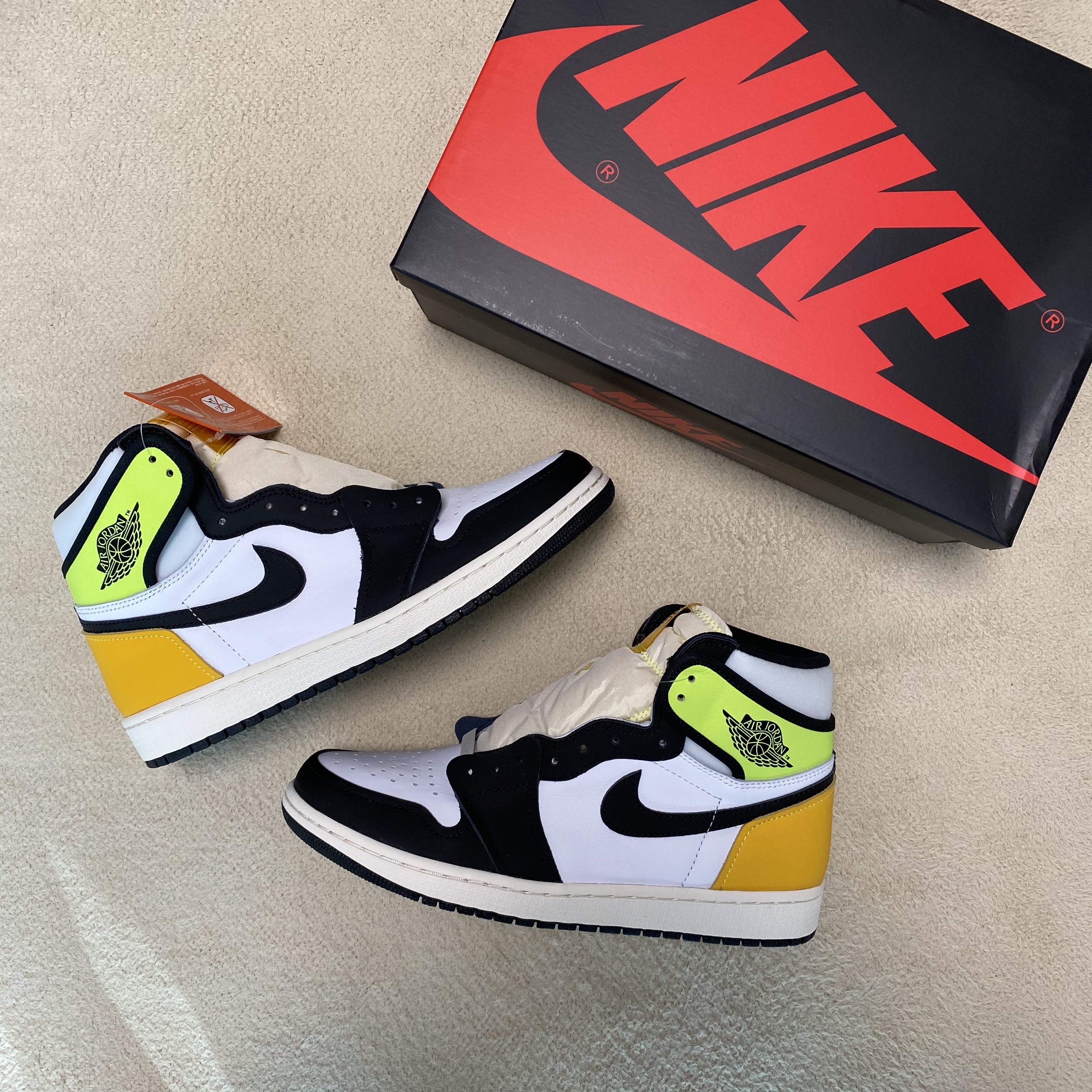 Jordan 1 Retro High OG Volt Gold 착용 스타일