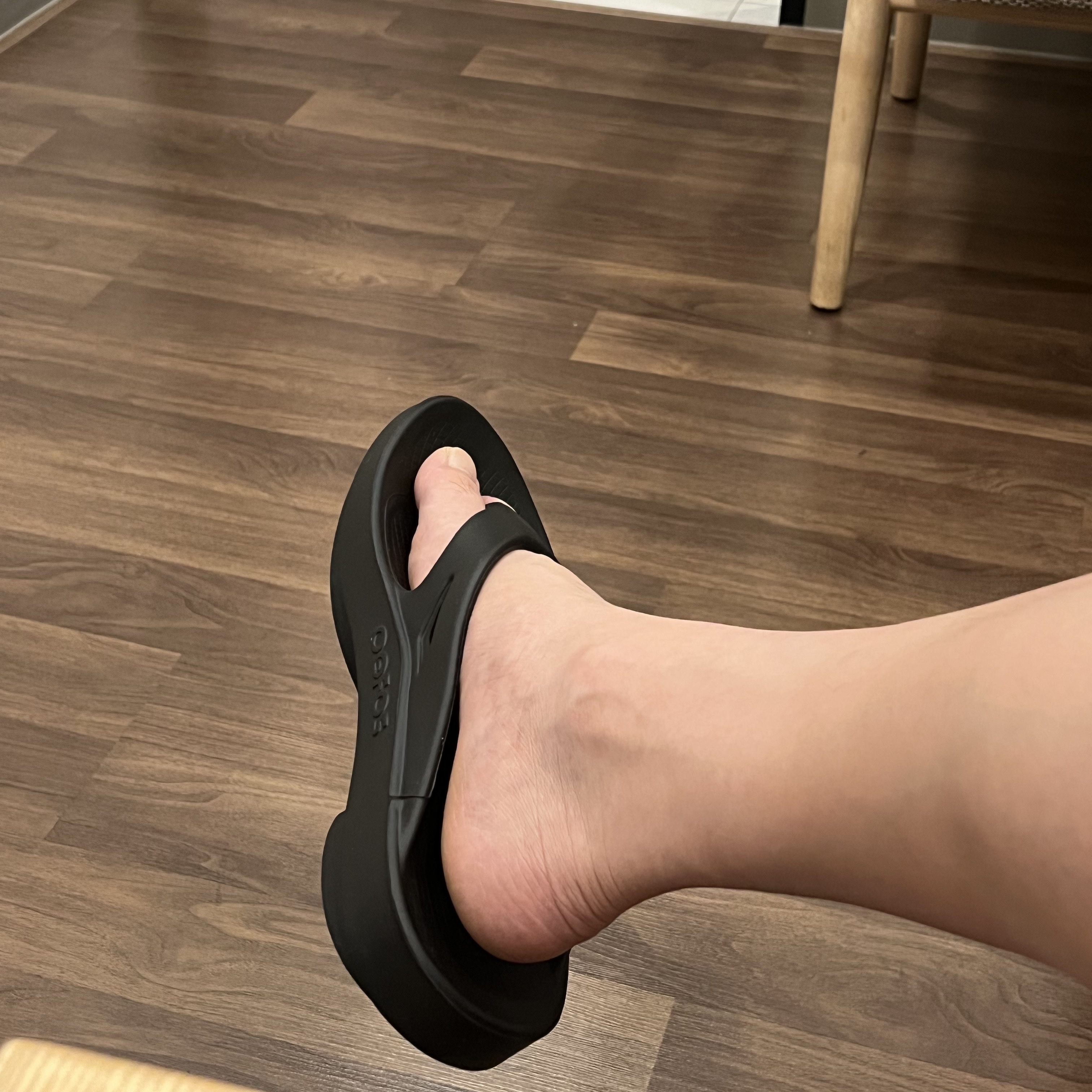 Oofos OOriginal Black 착용 스타일