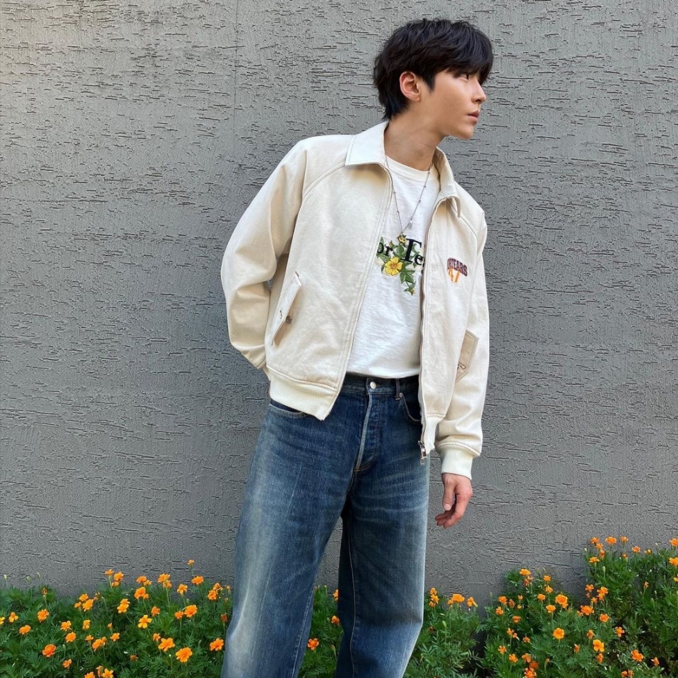Dior x Denim Tears Dior Tears Cotton Twill Zipped Blouson White, Dior x Denim Tears Relaxed Fit Dior Tears T-Shirt Slub Cotton Jersey White 착용 스타일 - 3