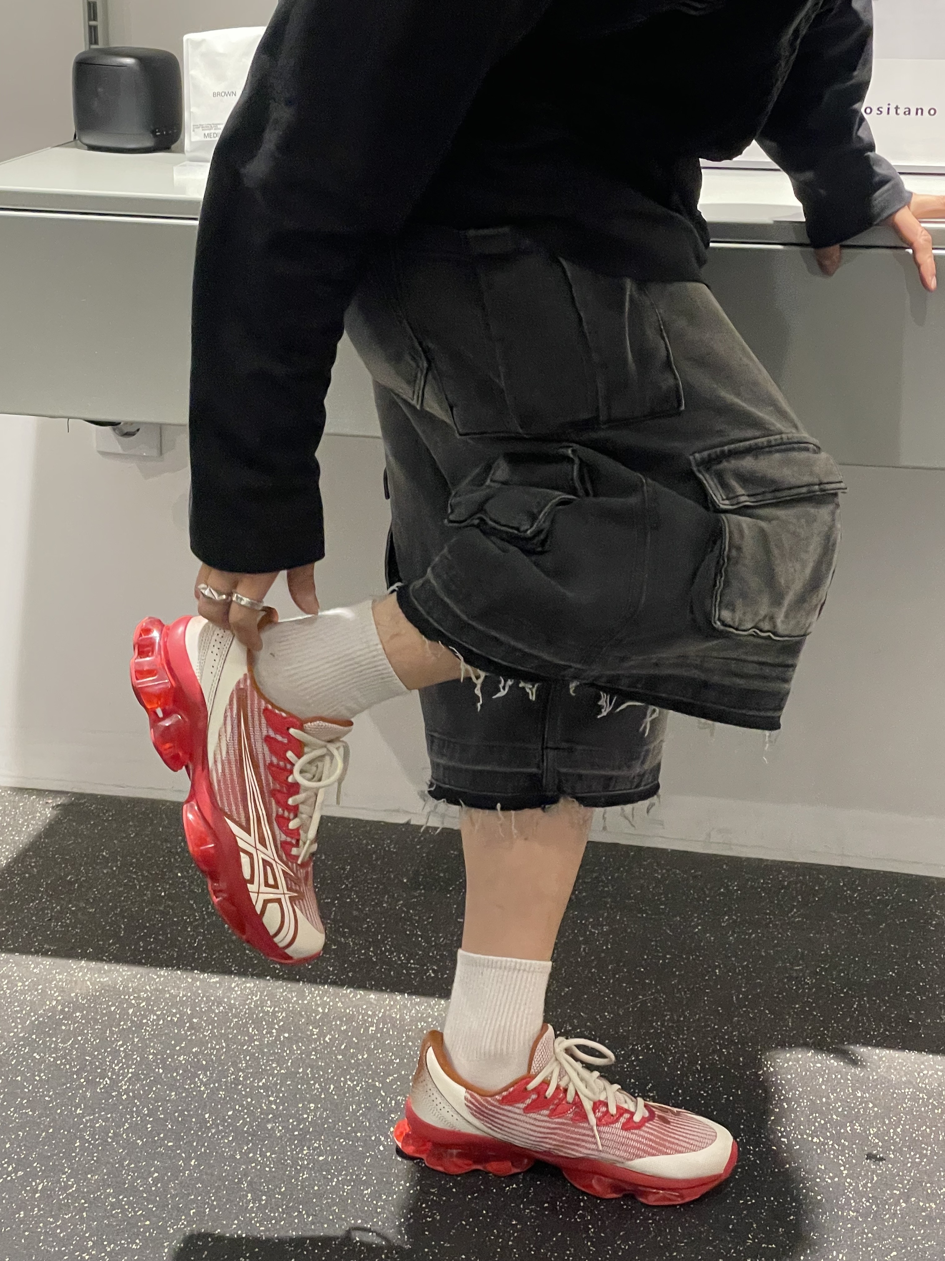 Asics x Kiko Kostadinov Gel-Quantum Levitrack Candy Apple Red, Nos Couleurs Old Washed Cargo Denim Shorts Dark Grey 착용 스타일 - 3