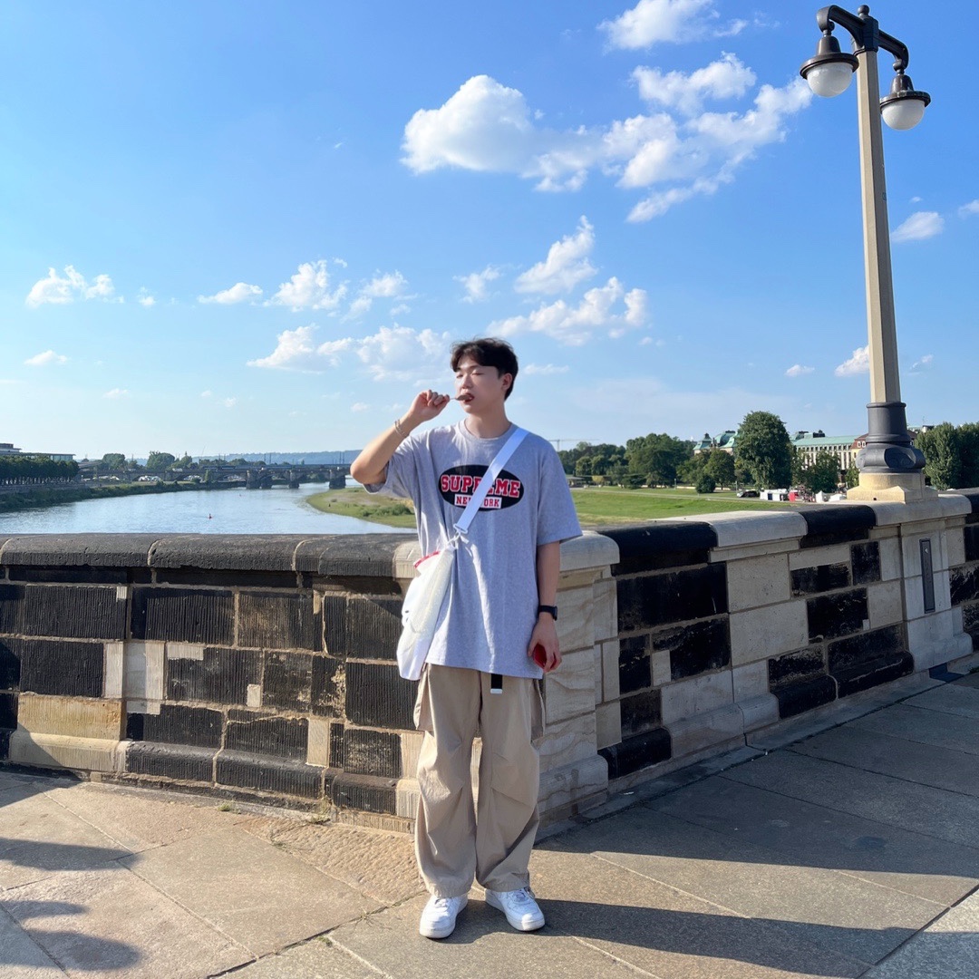 Supreme New York T-Shirt Heather Grey - 23SS, Nike Air Force 1 '07 Low White 착용 스타일 - 2