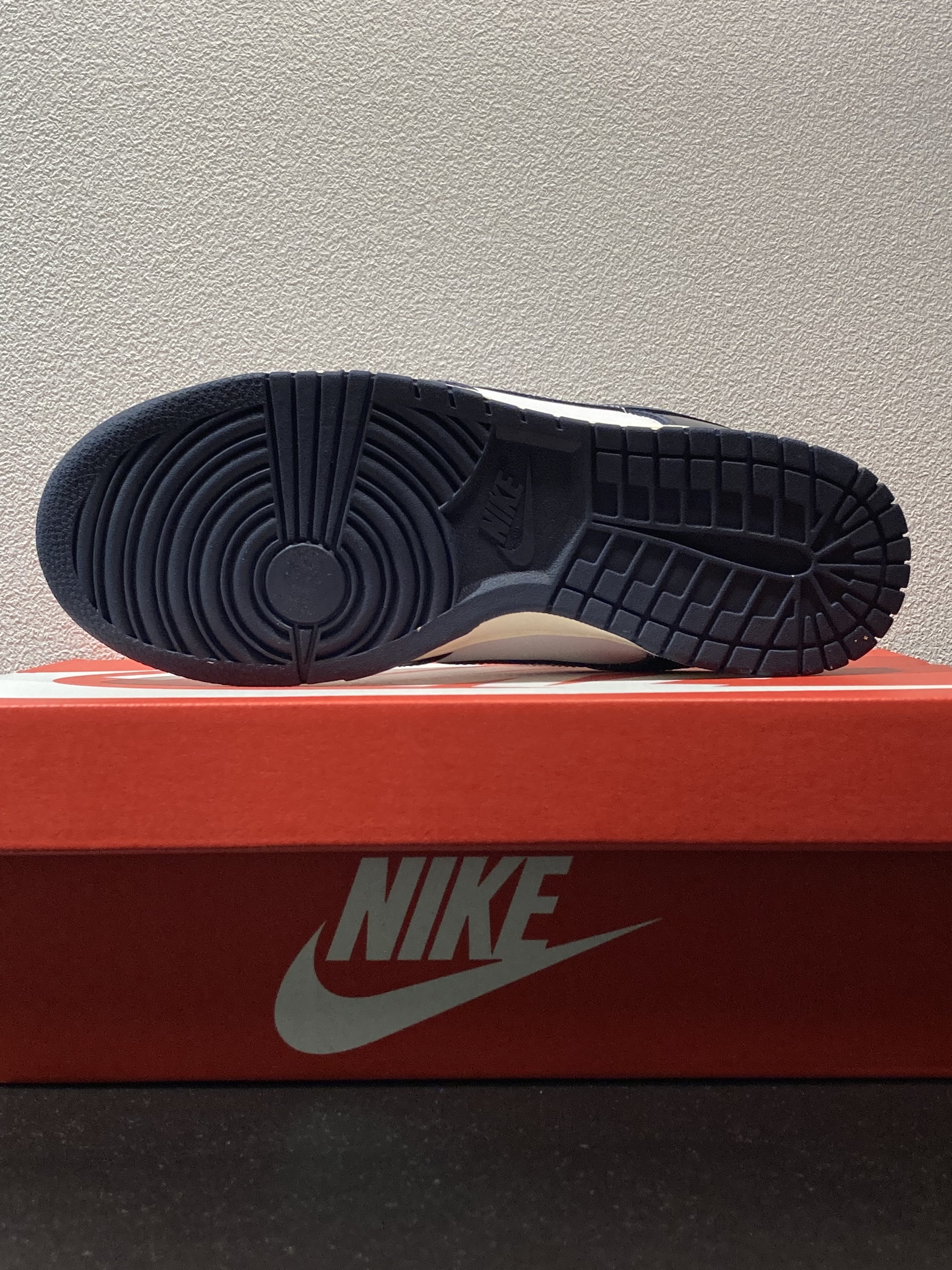 (W) Nike Dunk Low PRM Midnight Navy and White 착용 스타일 - 4