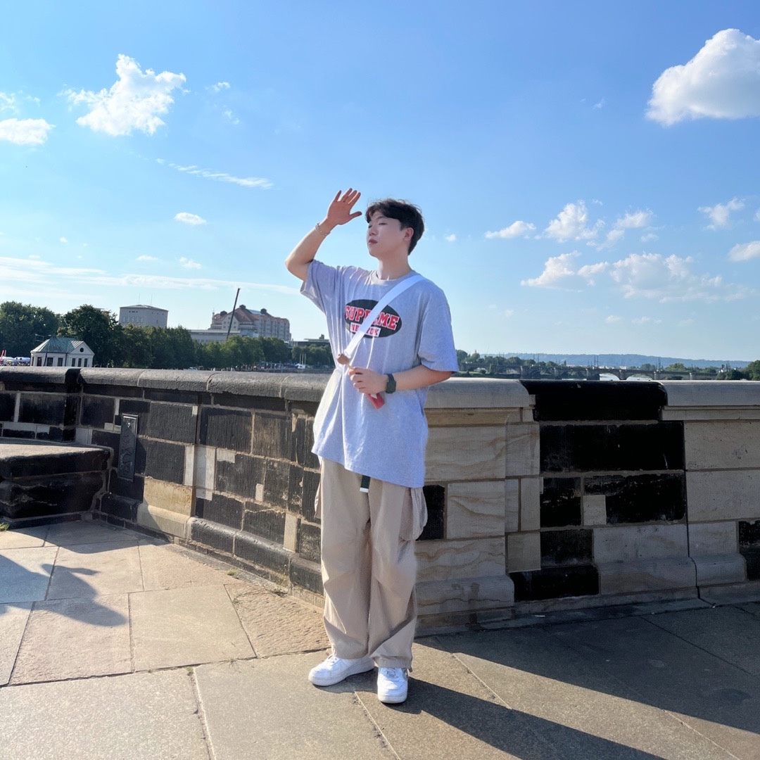 Supreme New York T-Shirt Heather Grey - 23SS, Nike Air Force 1 '07 Low White 착용 스타일 - 1