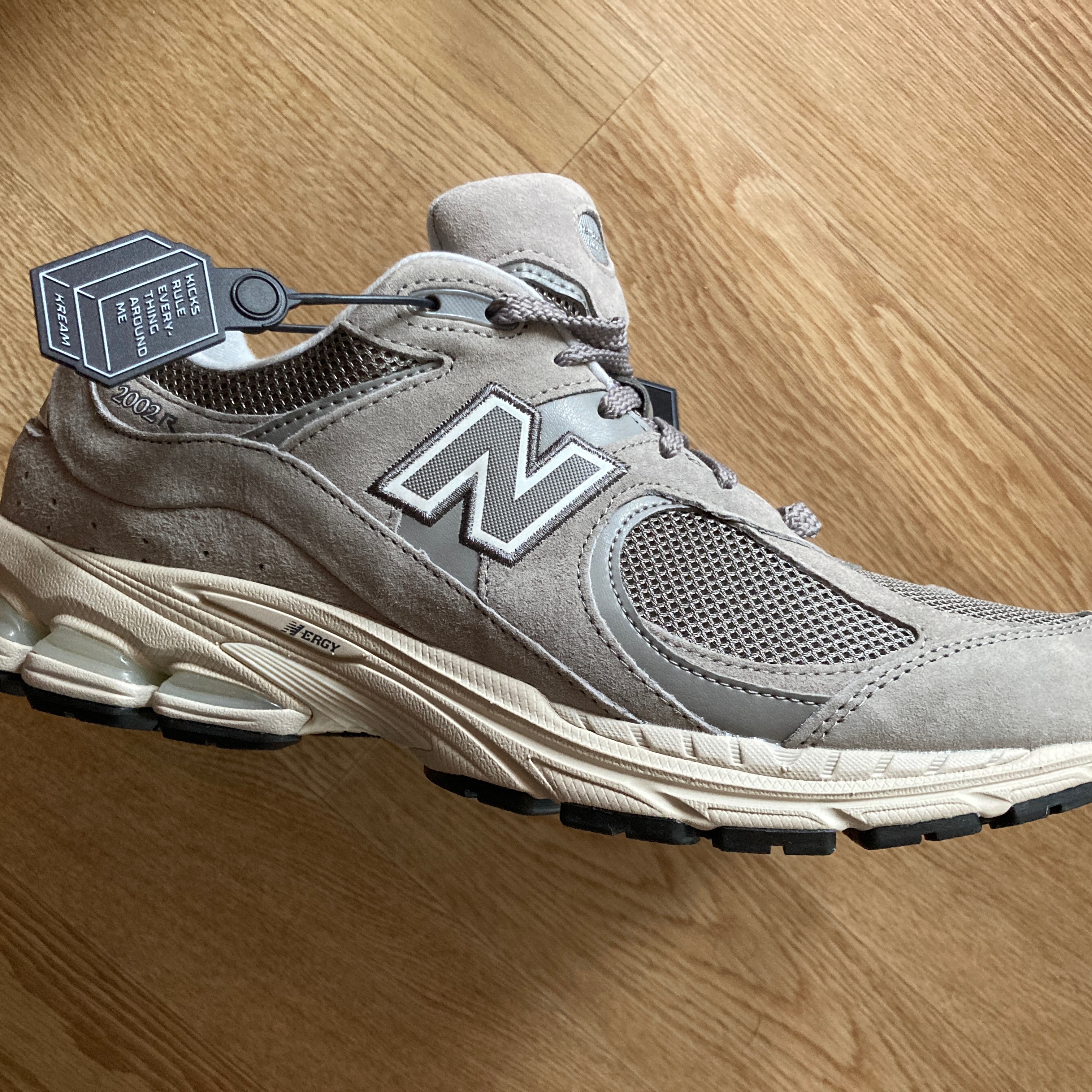 New Balance 2002R Grey 착용 스타일