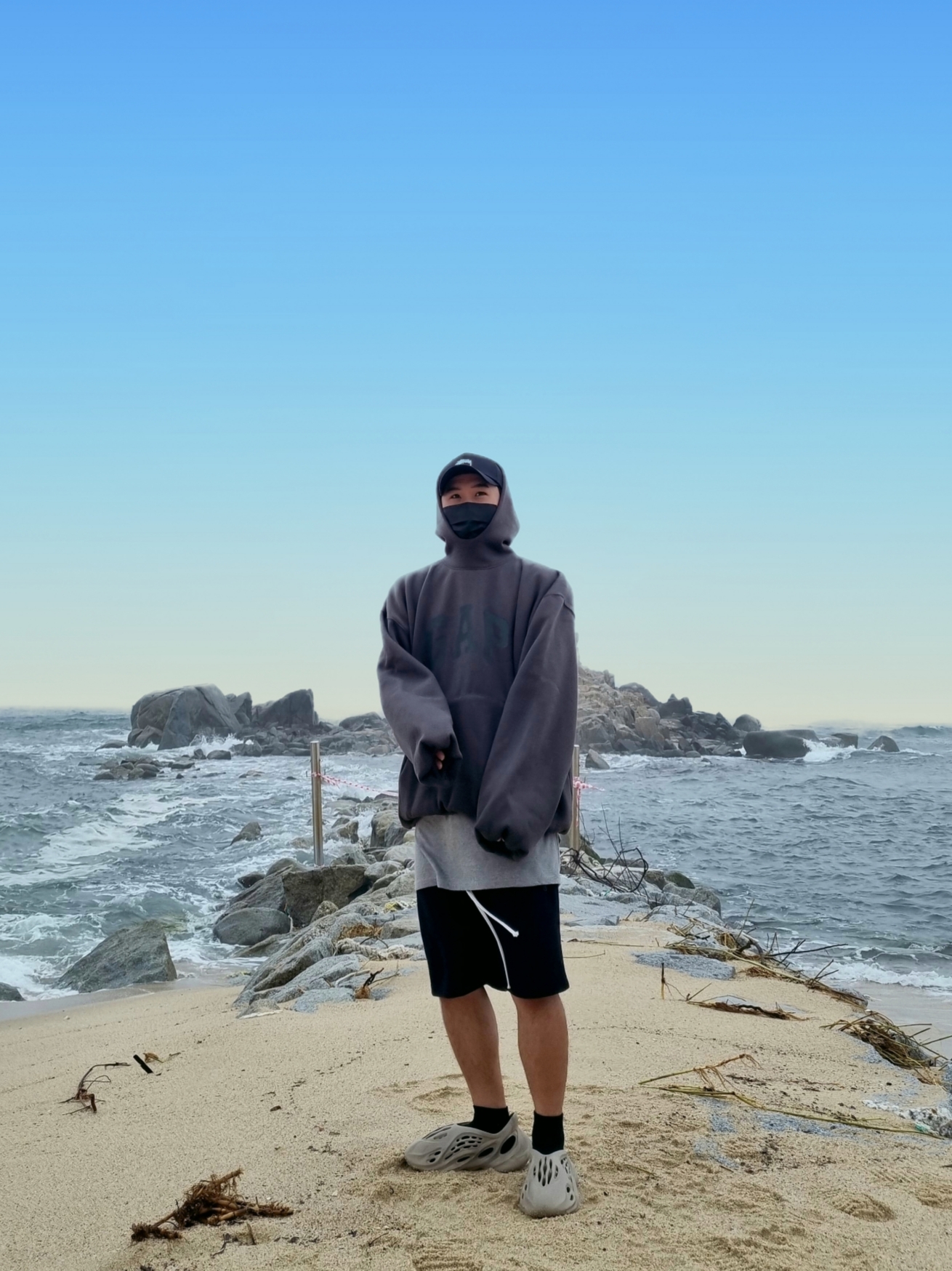 Yeezy Gap Engineered By Balenciaga Dove Hoodie Black, Adidas Yeezy Foam RNNR Stone Sage 착용 스타일