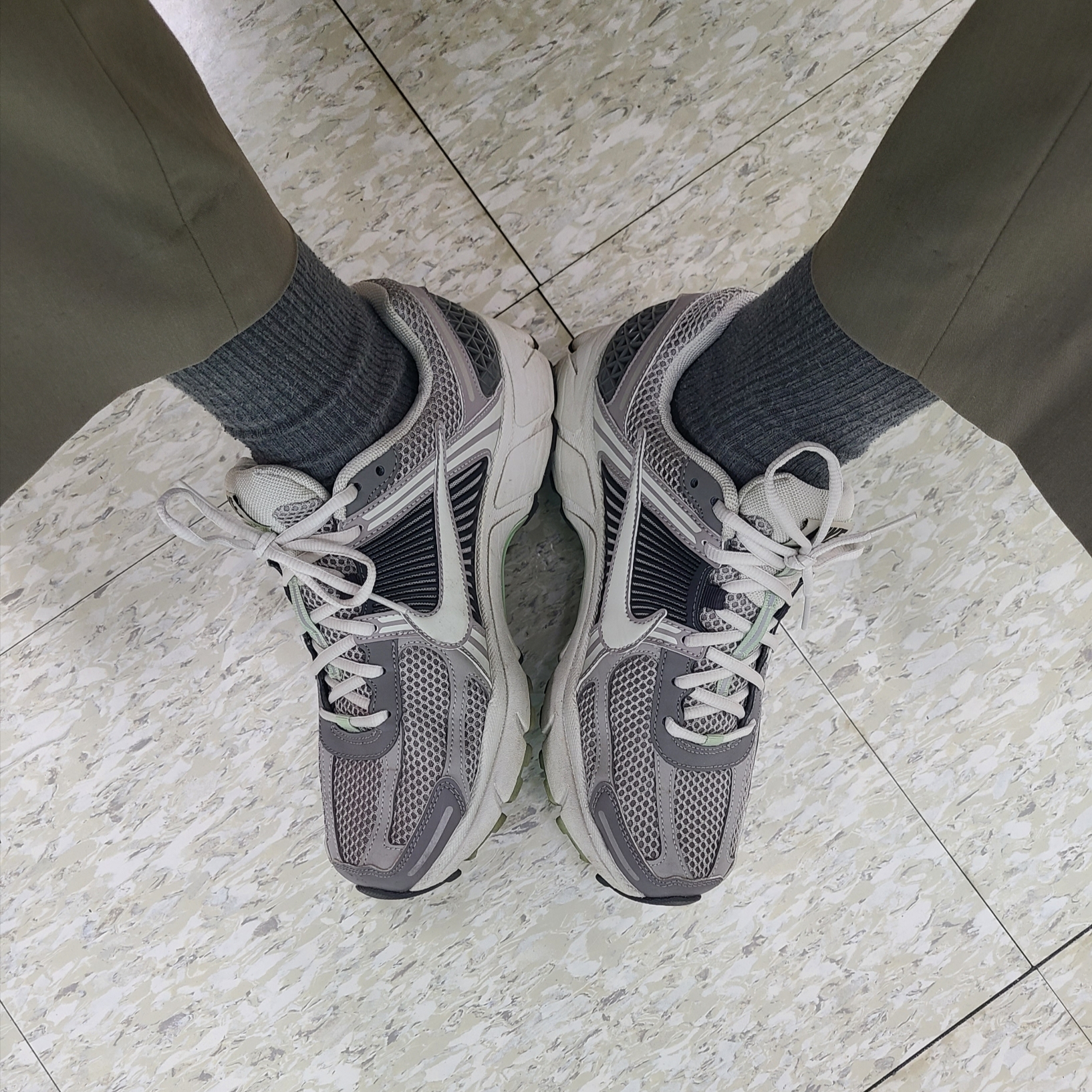 (W) Nike Zoom Vomero 5 Cobblestone and Flat Pewter 착용 스타일 - 4