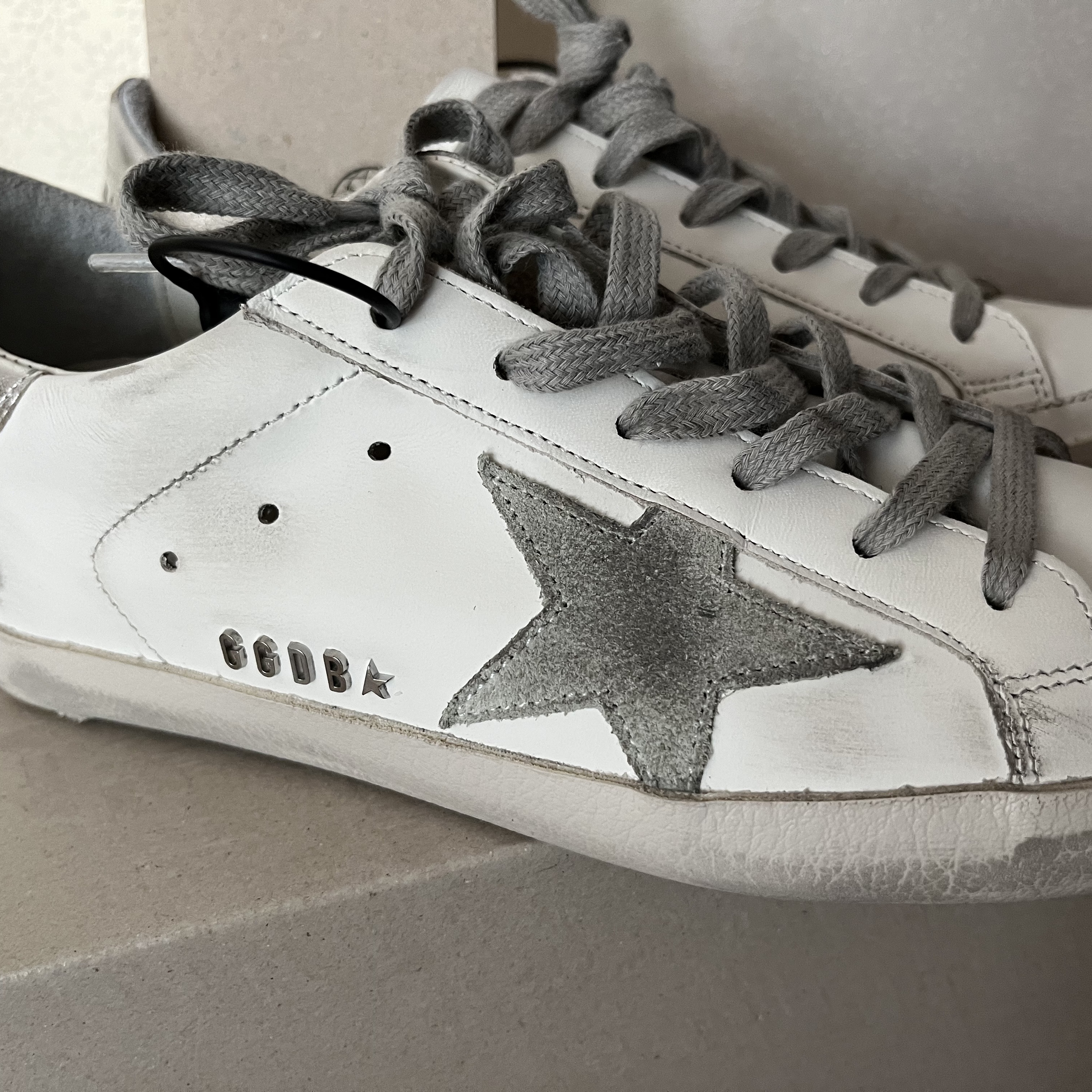 (W) Golden Goose Superstar White Silver Heel Tab Sneakers 착용 스타일