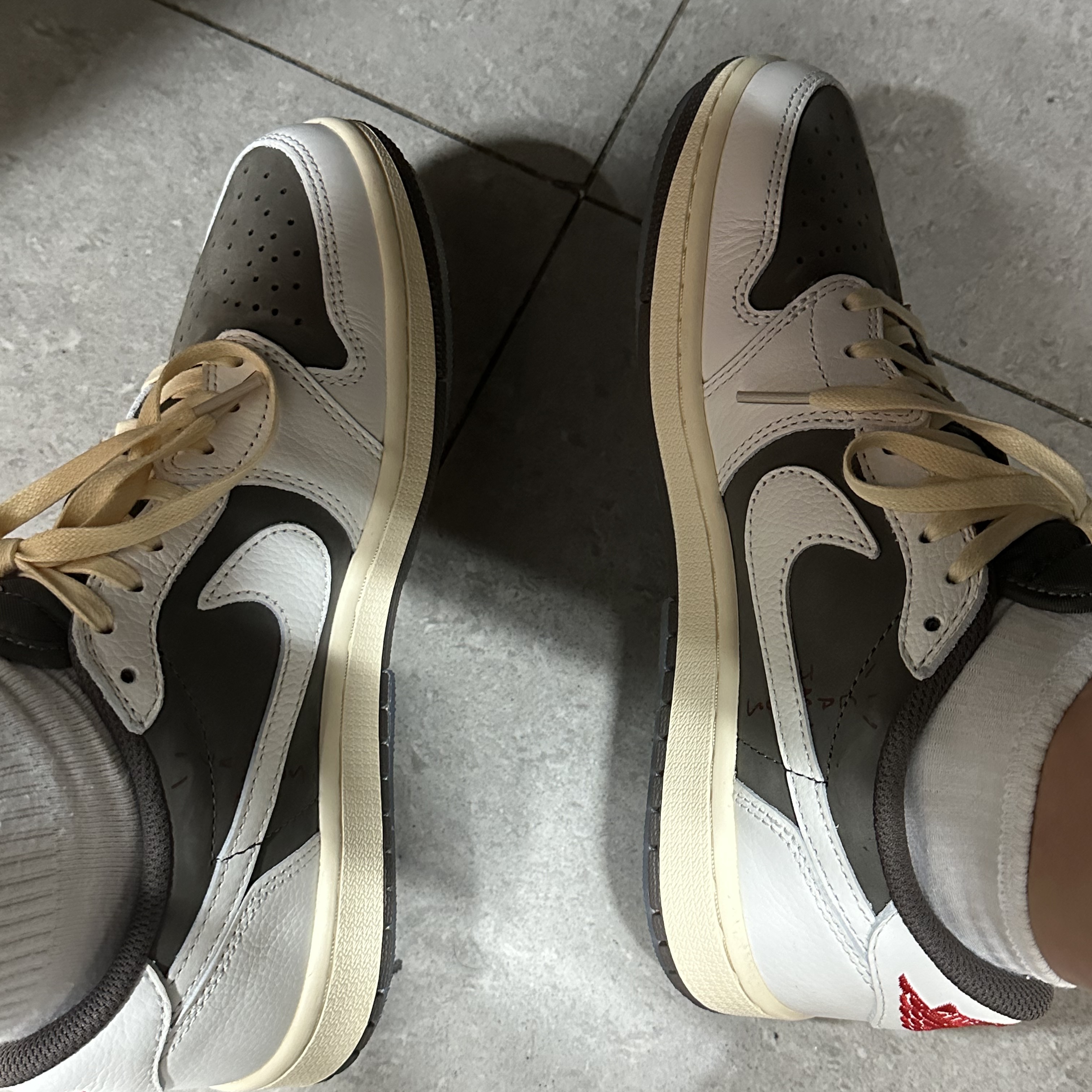 Jordan 1 x Travis Scott Retro Low OG SP Sail and Ridgerock 착용 스타일