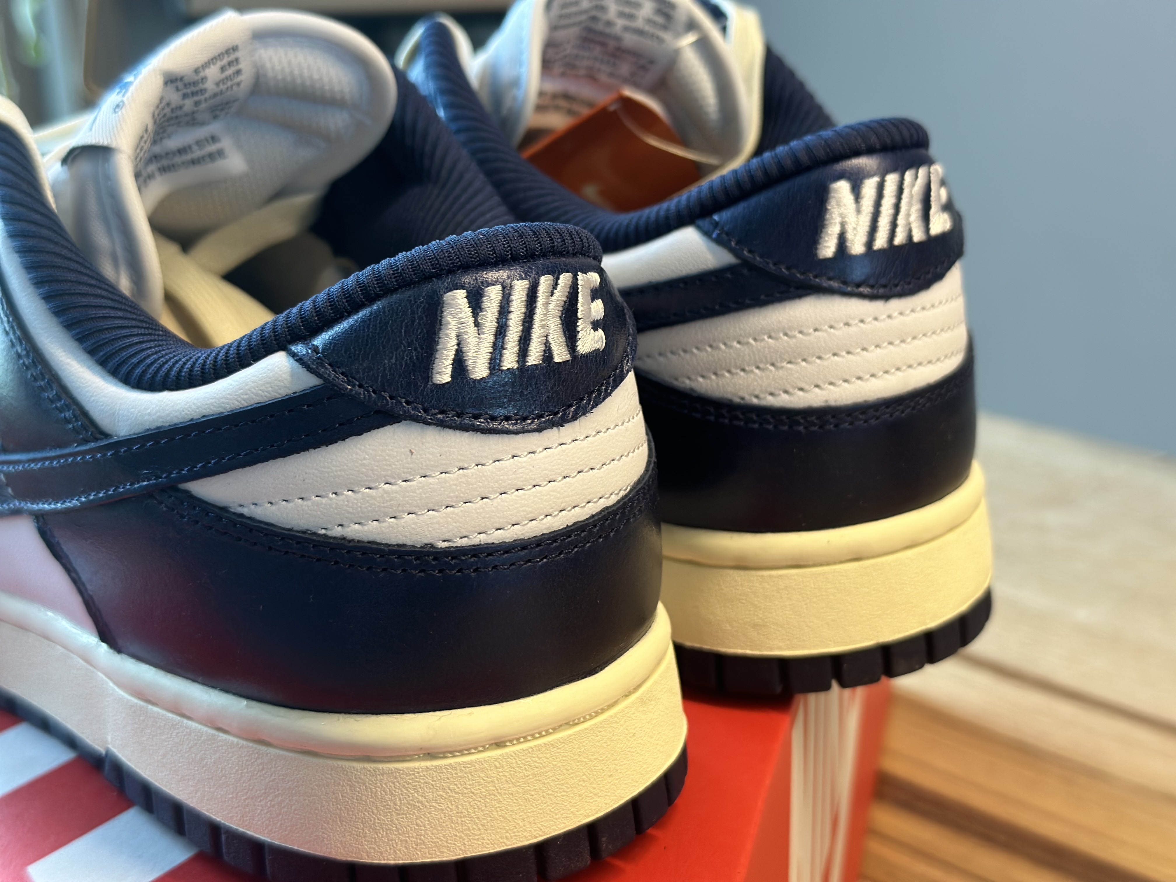 (W) Nike Dunk Low PRM Midnight Navy and White 착용 스타일 - 4