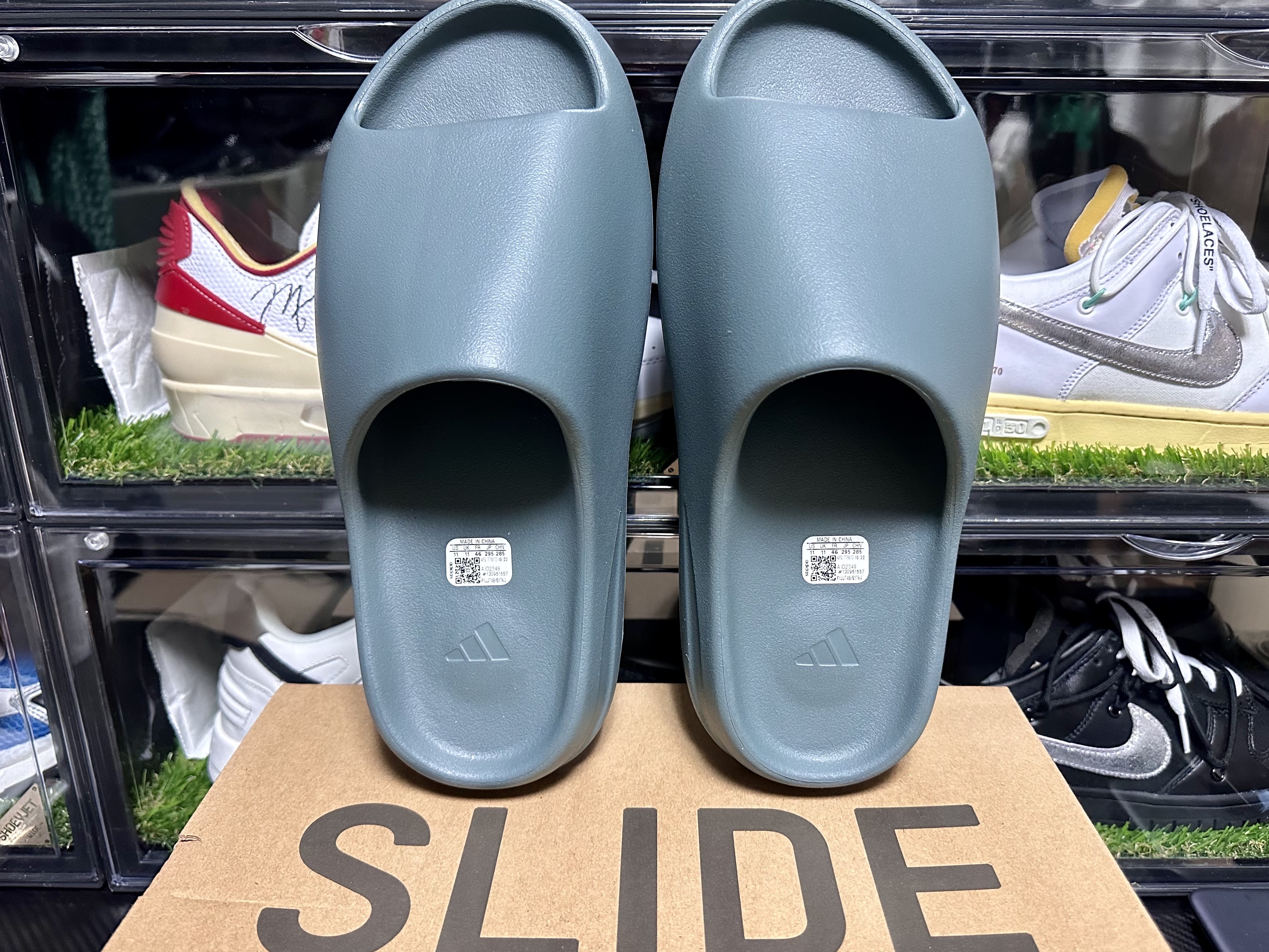 Adidas Yeezy Slide Slate Marine 착용 스타일 - 2