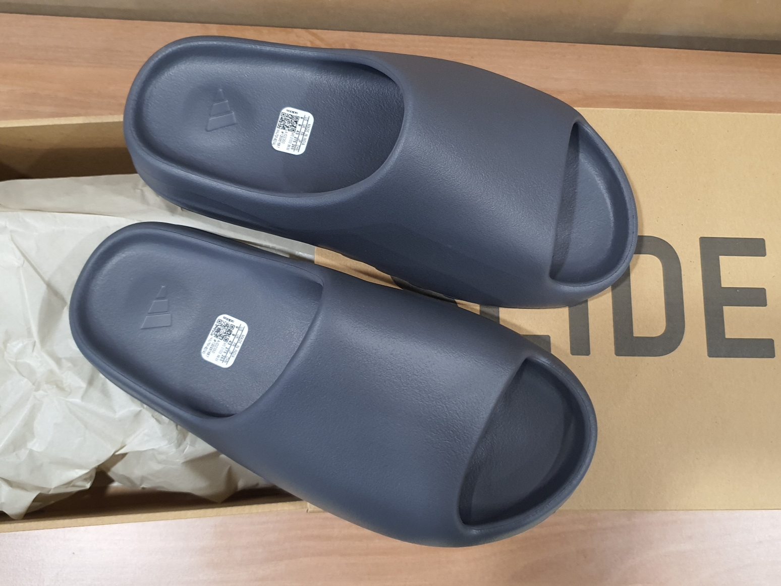 Adidas Yeezy Slide Slate Grey 착용 스타일 - 2