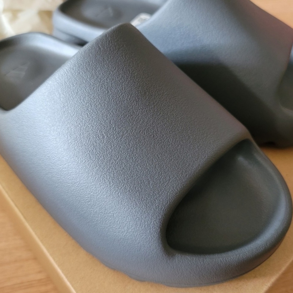Adidas Yeezy Slide Slate Grey 착용 스타일