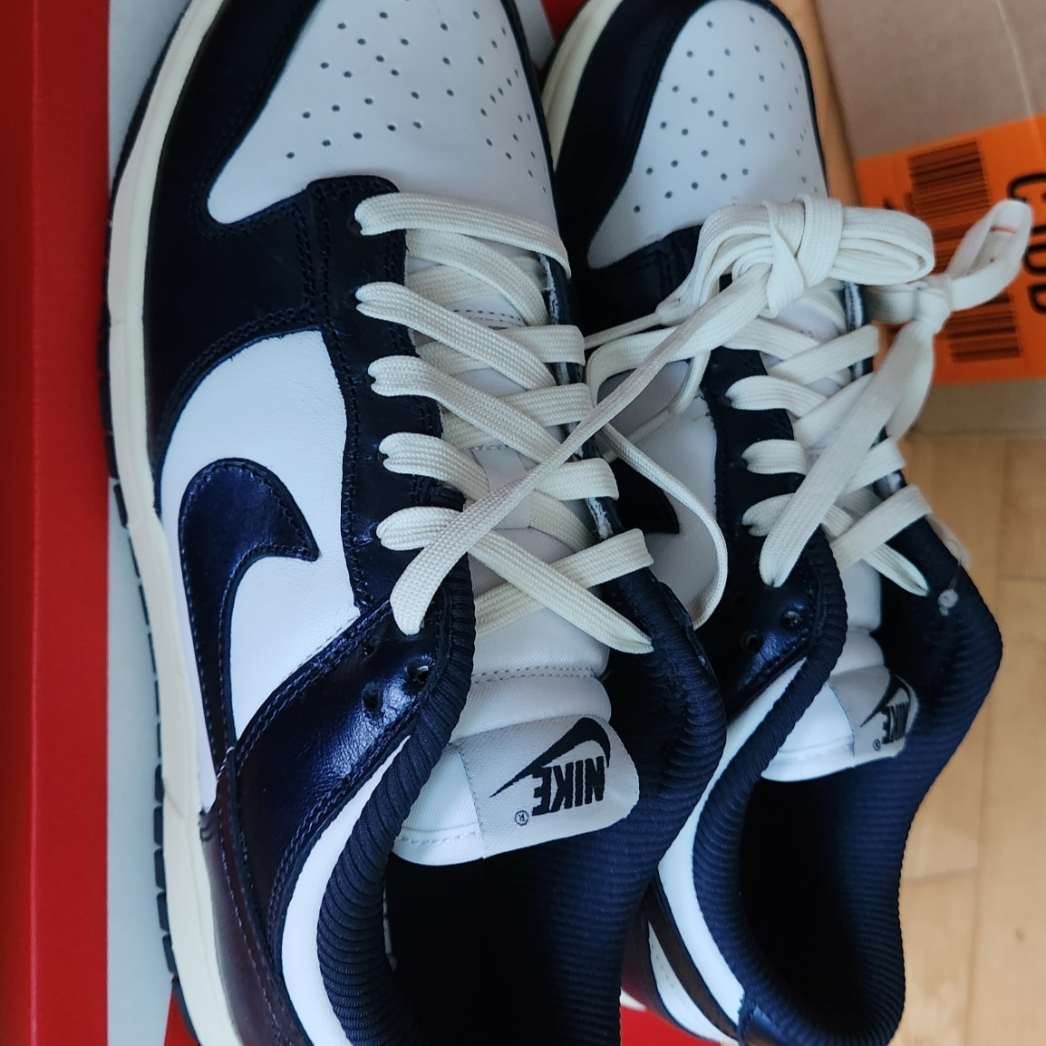 (W) Nike Dunk Low PRM Midnight Navy and White 착용 스타일 - 2