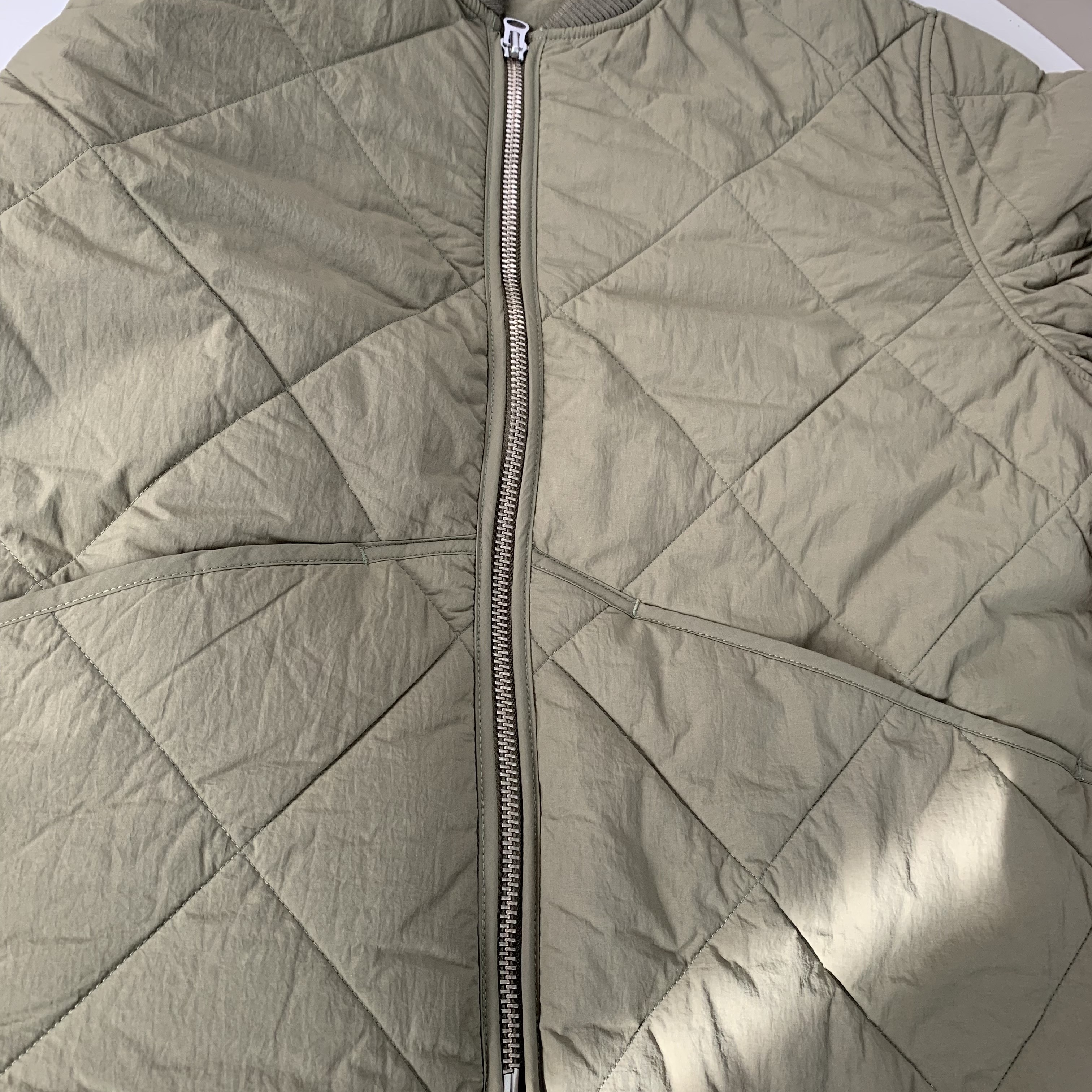 Stussy 8 Ball Quilted Liner Jacket Olive 착용 스타일 - 2
