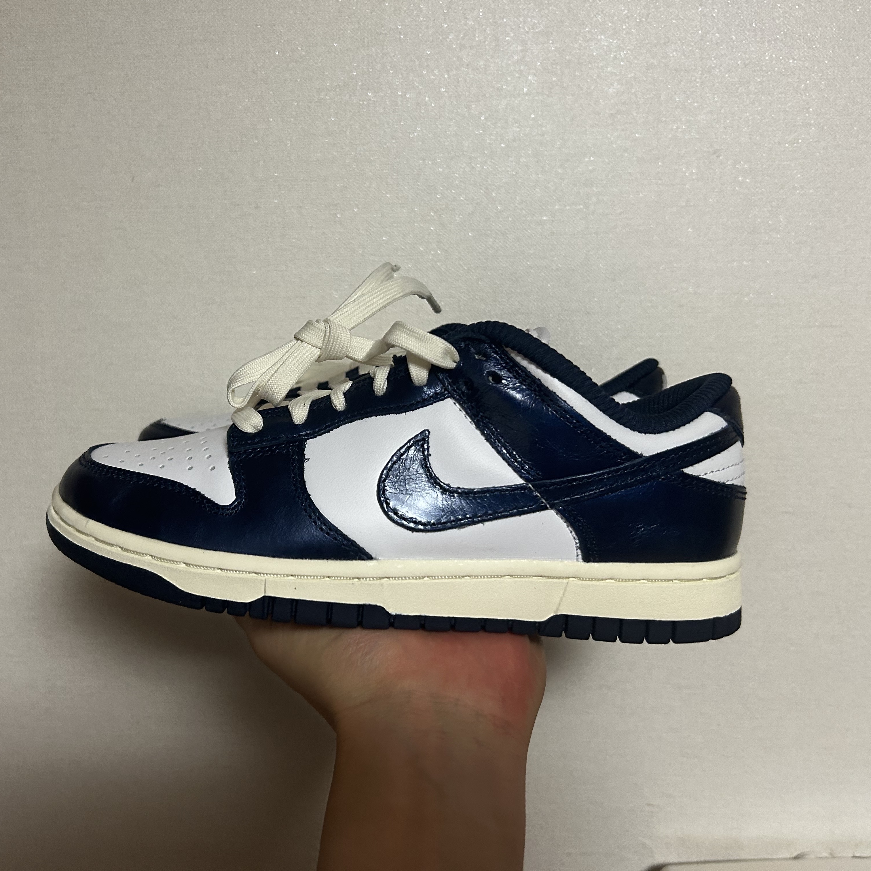 (W) Nike Dunk Low PRM Midnight Navy and White 착용 스타일 - 1