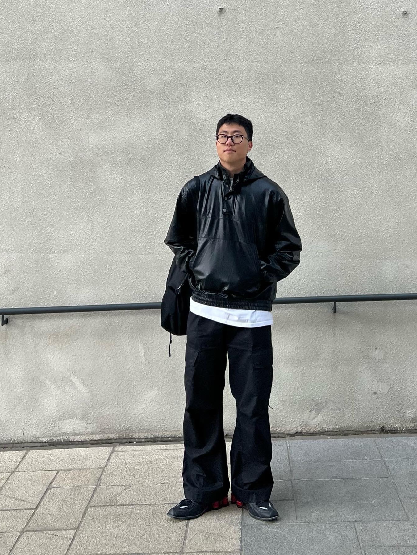 Nike x Martine Rose Shox MR4 Black 착용 스타일 - 3