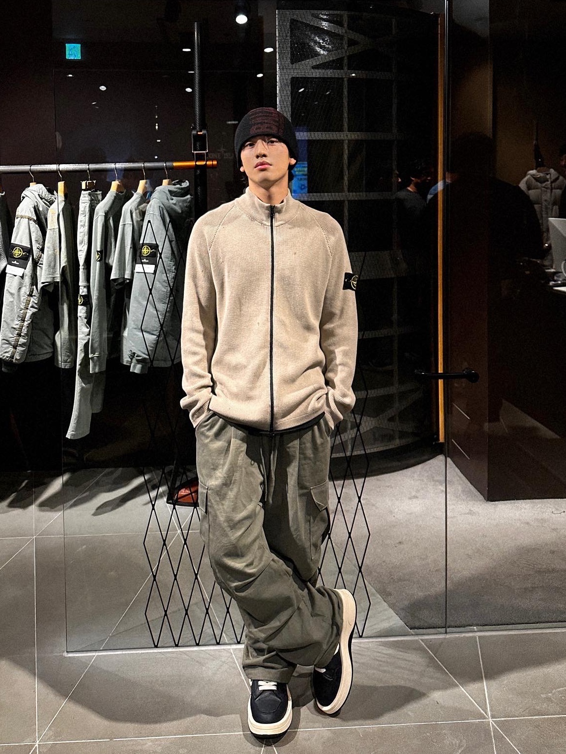 Stone Island 526D8 Ribbed Soft Cotton Cardigan Knit Dove Grey - 23SS, Converse x Drkshdw Turbowpn Black Cream 착용 스타일 - 3