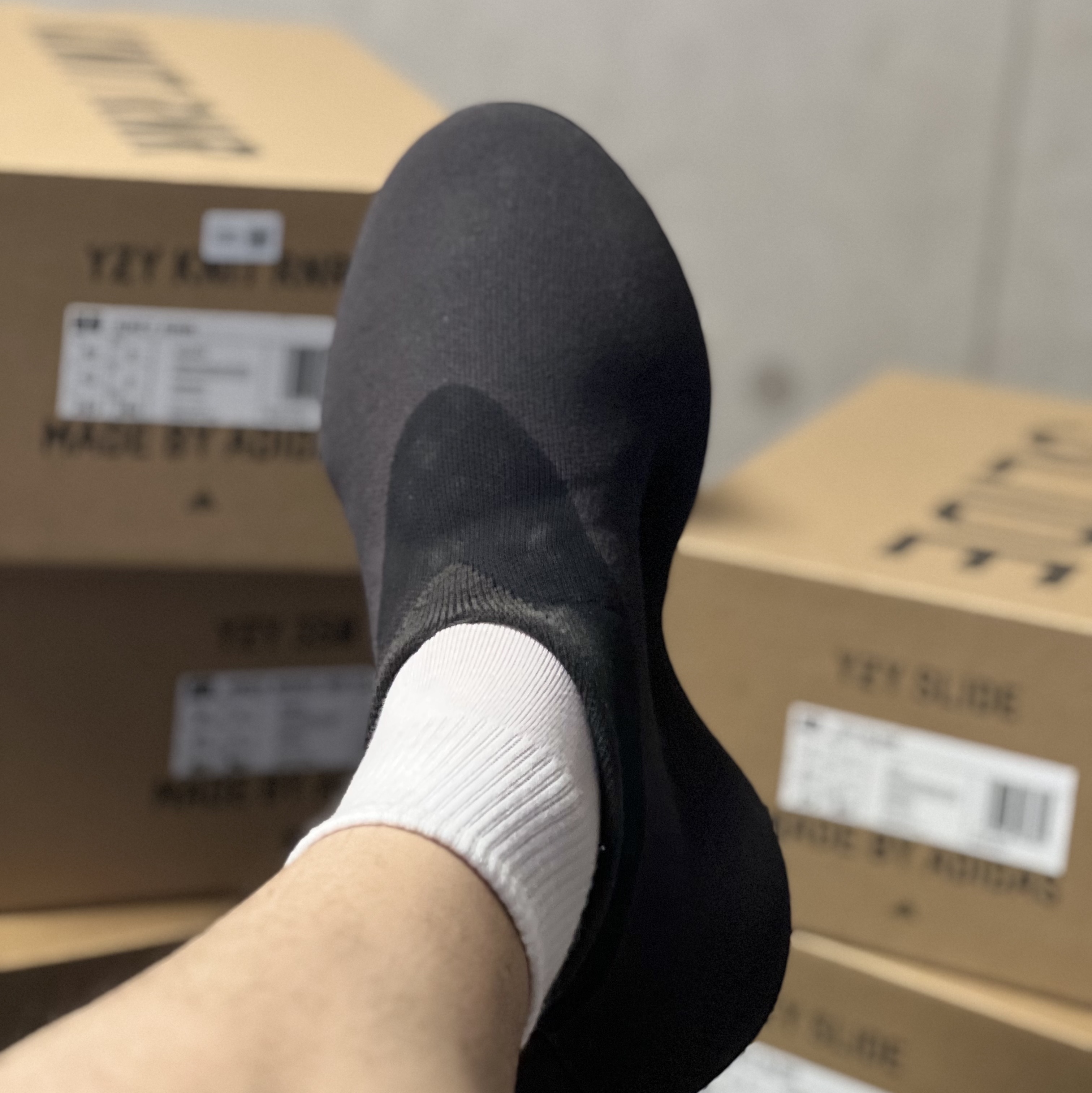 Adidas Yeezy Knit RNR Fade Onyx 착용 스타일 - 1