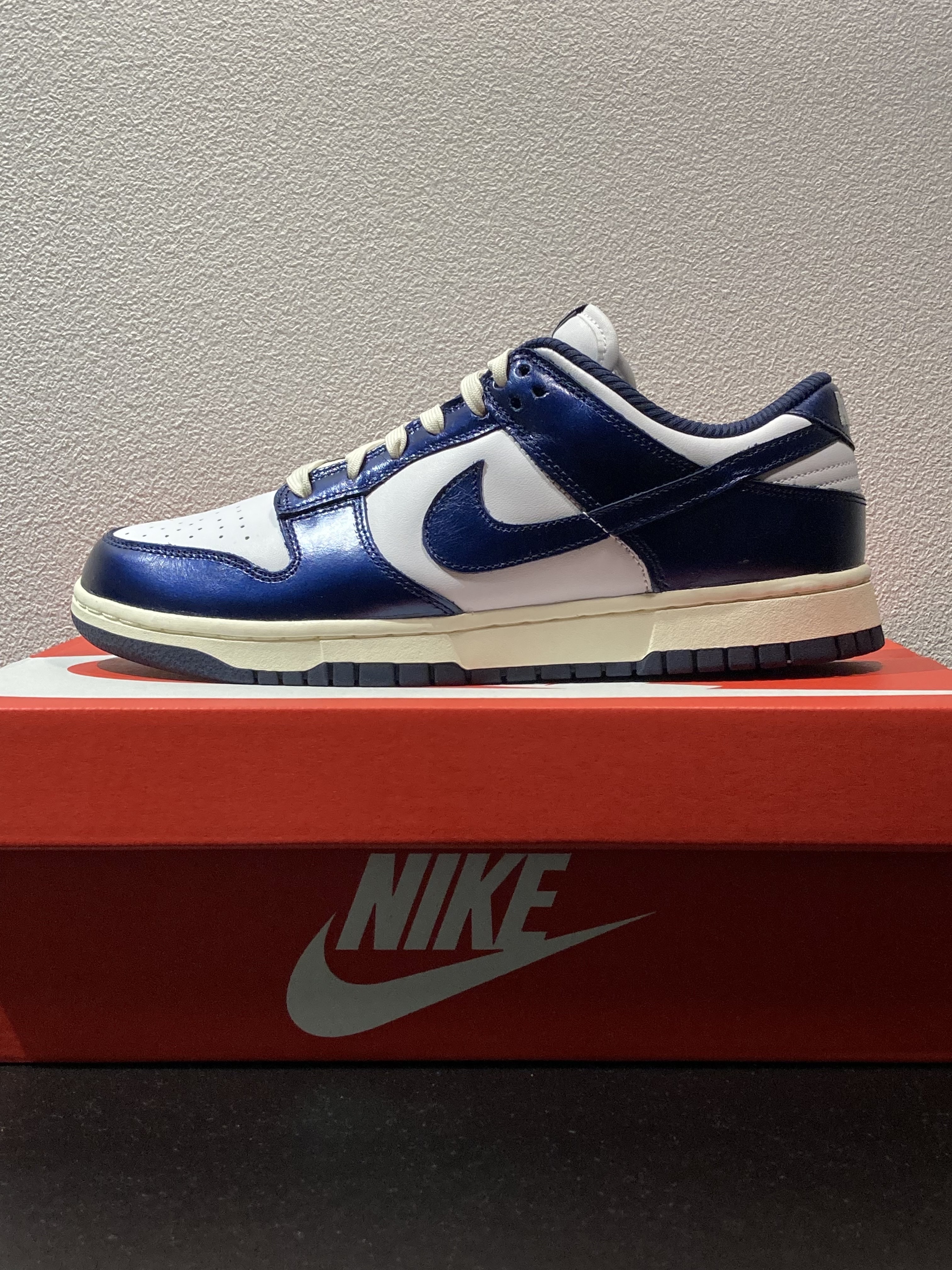 (W) Nike Dunk Low PRM Midnight Navy and White 착용 스타일 - 3