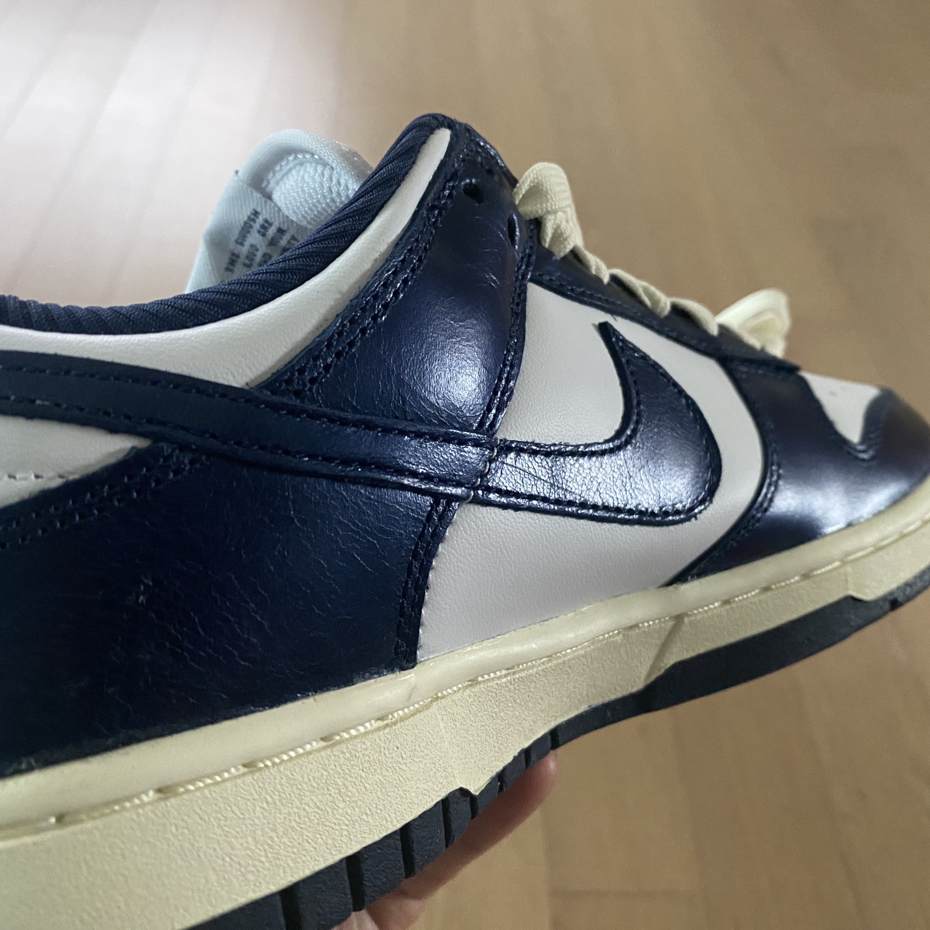(W) Nike Dunk Low PRM Midnight Navy and White 착용 스타일 - 4