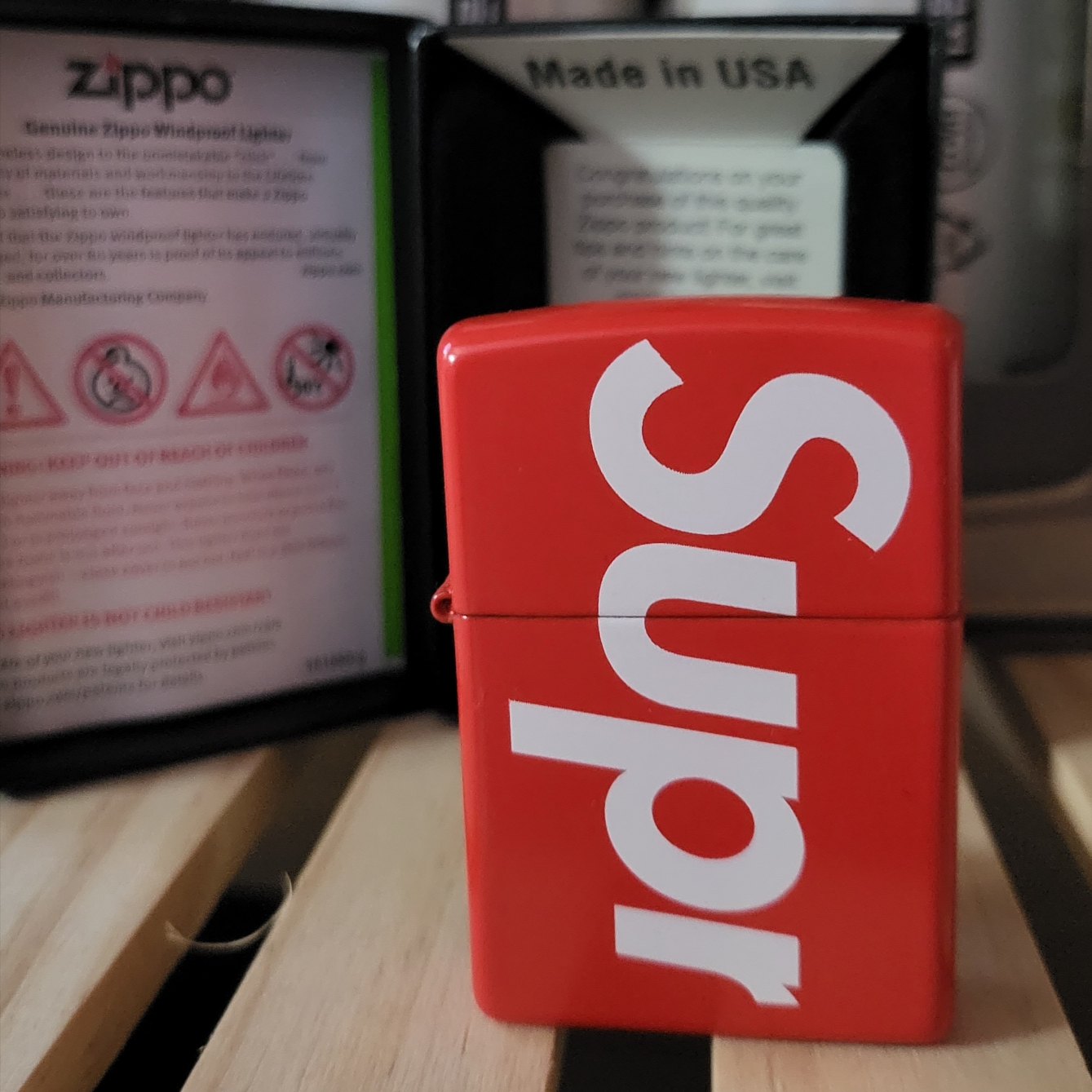 Supreme Logo Zippo Red 착용 스타일 - 3