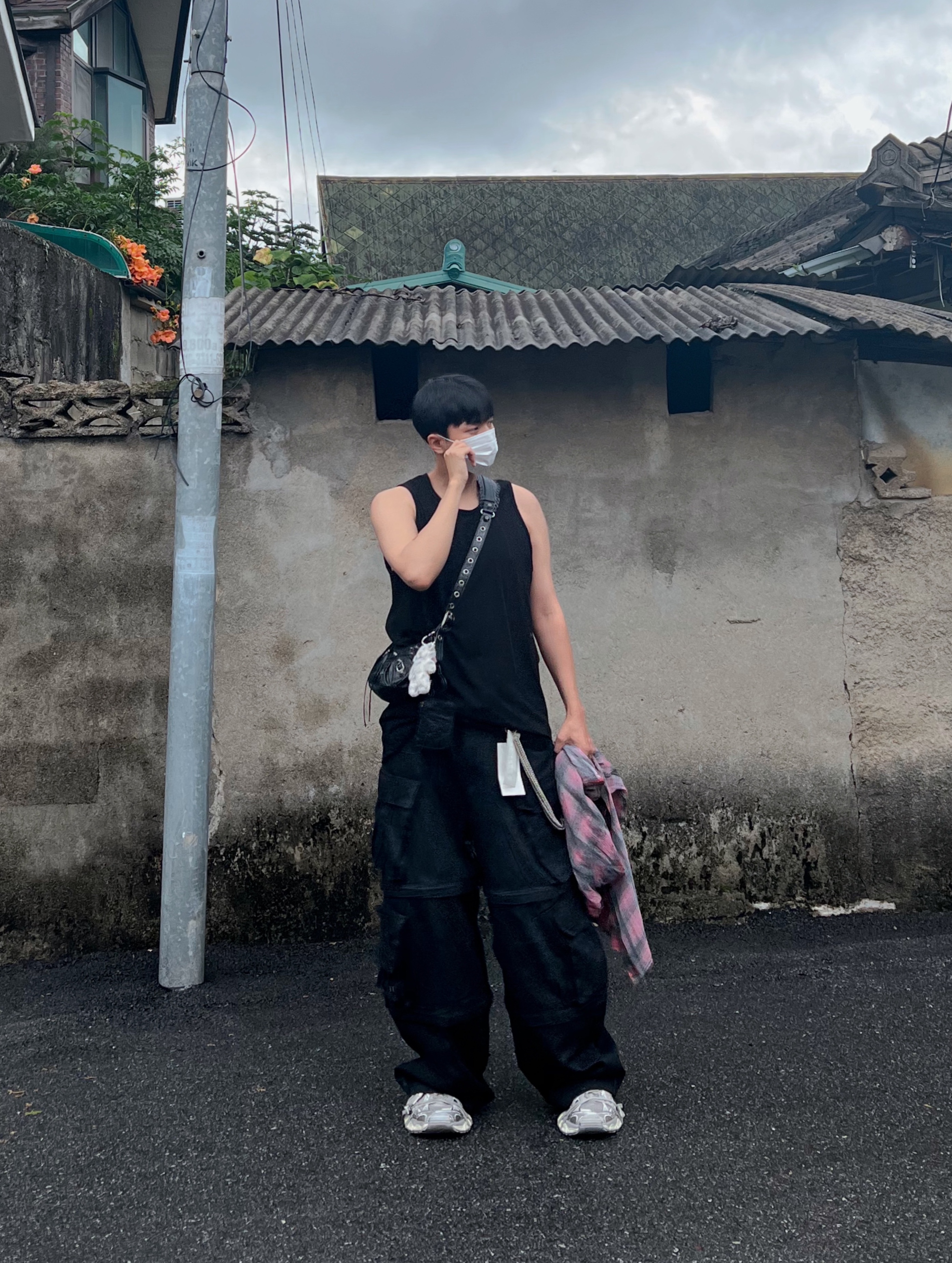 Balenciaga Arena Lambskin Le Cagole XS Shoulder Bag Black, Project G/R Oversized Convertible Cargo Pants Coated Black 착용 스타일 - 1