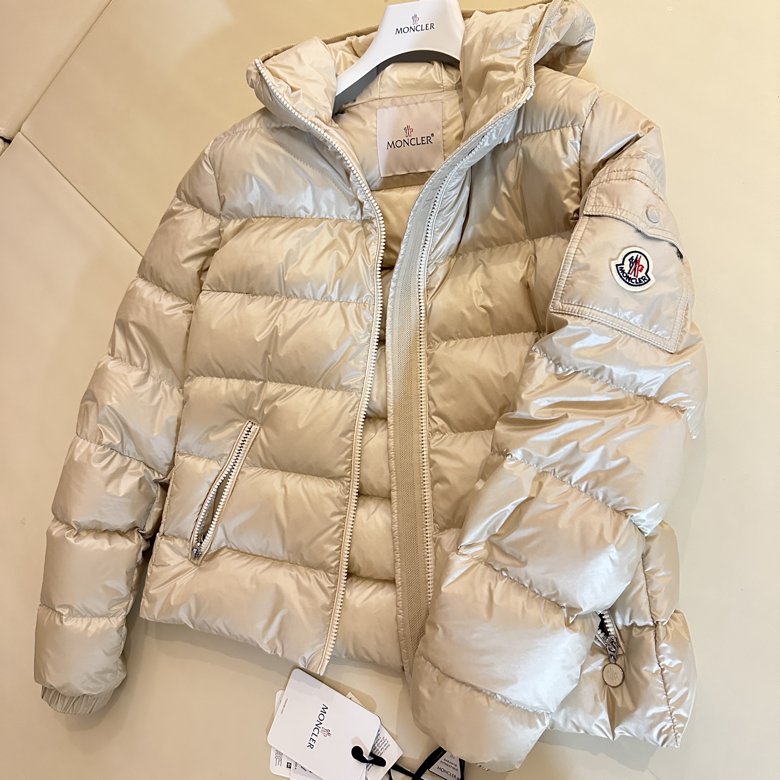 (W) Moncler Gles Short Down Jacket Vanilla Beige - 23SS 착용 스타일